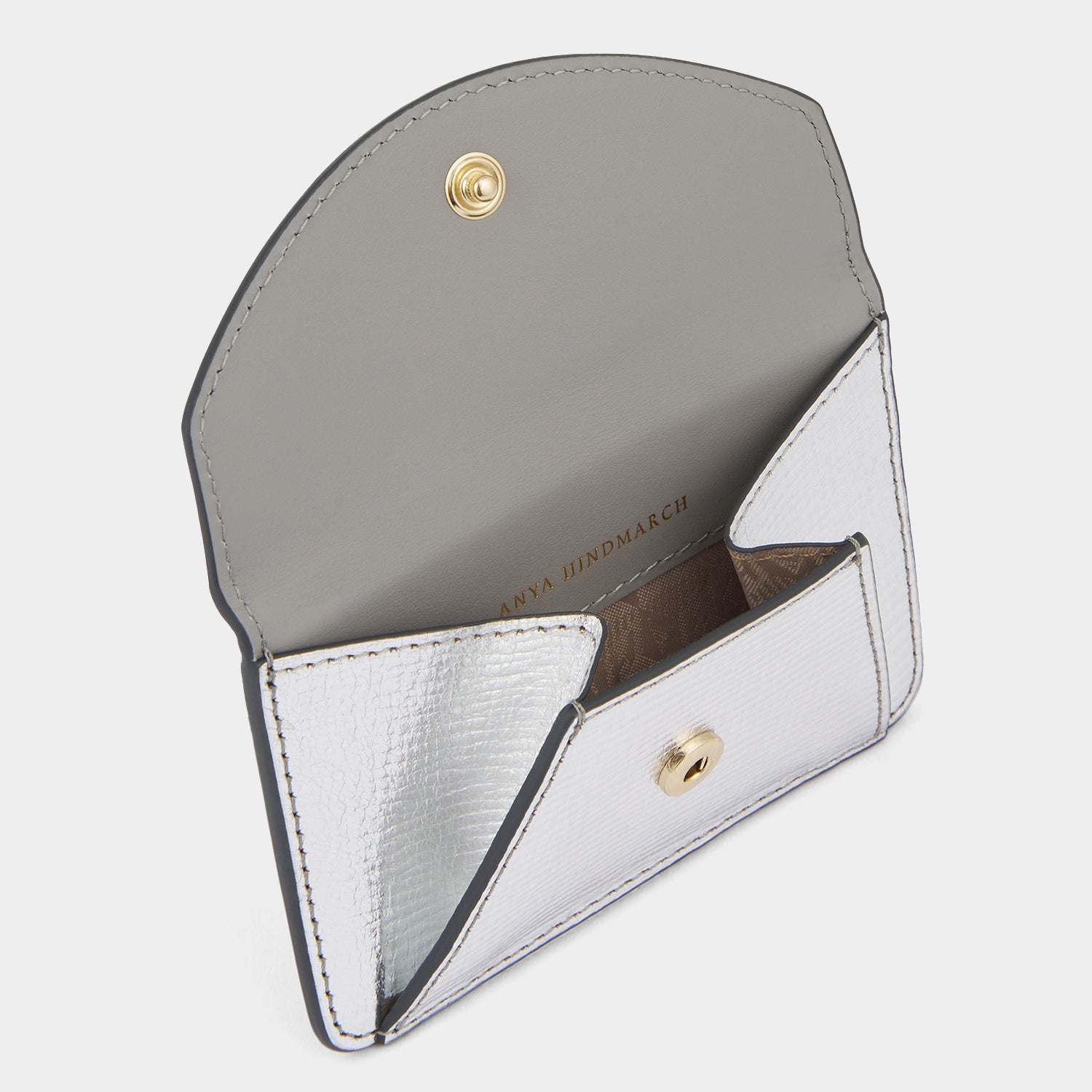 アイズ エンベロープ カード ケース［MagSafe対応］ -

          
            Metallic Capra in Silver -
          

          Anya Hindmarch JP

