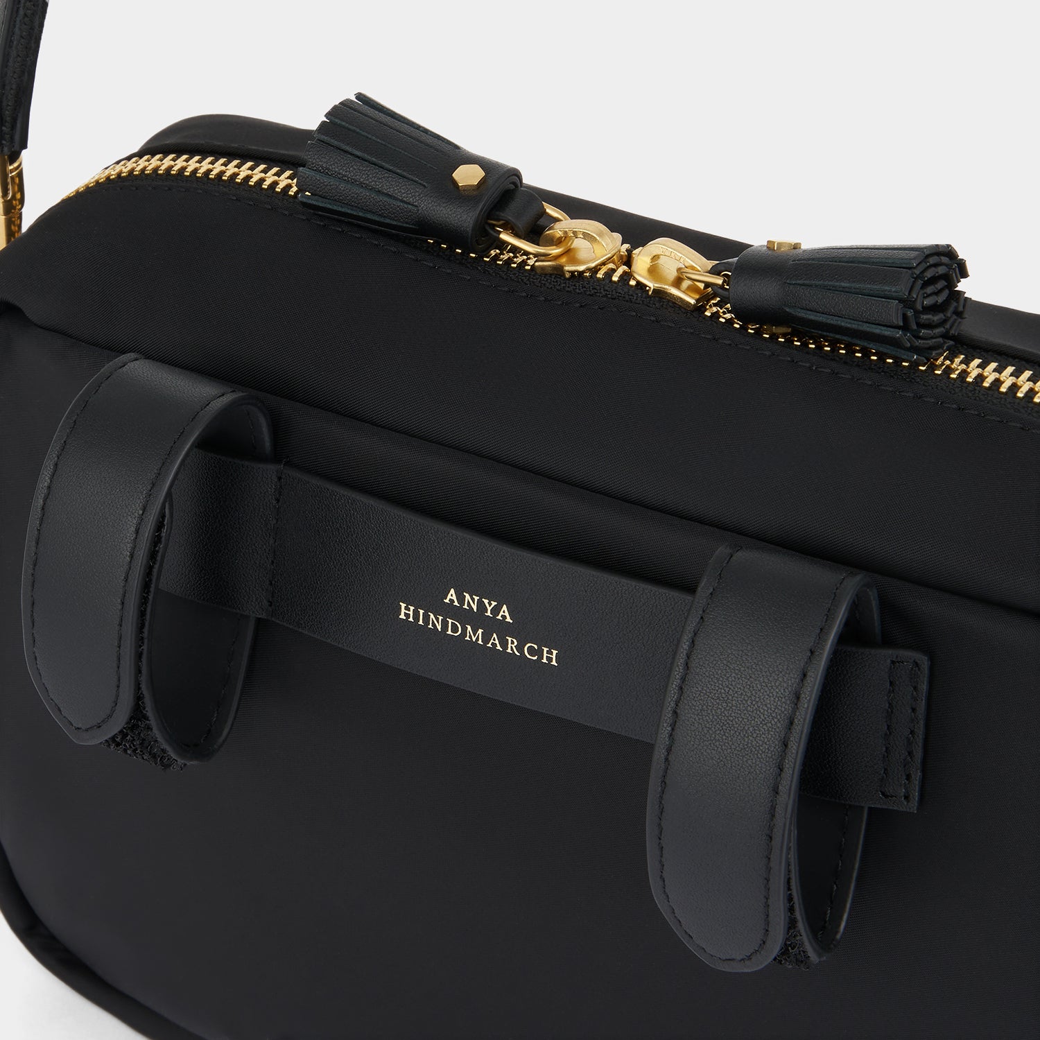 アイズ ハンドルバー クロスボディ -

          
            Recycled Nylon with PU in Black -
          

          Anya Hindmarch JP
