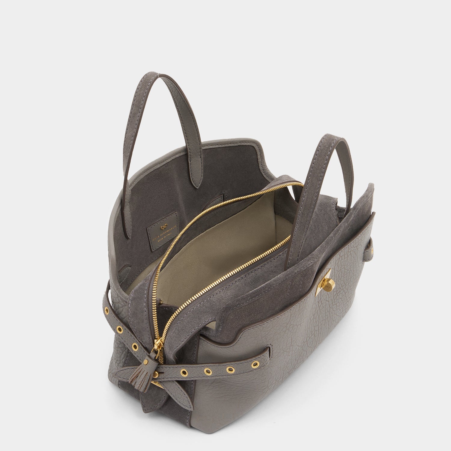 Wilson：ウィルソン・アイレット・クロスボディ -

          
            Suede in Stone Grey -
          

          Anya Hindmarch JP
