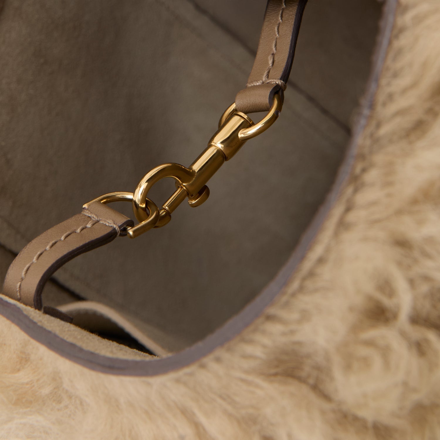 Ringo：リンゴ・シアリング・ショルダーバッグ -

          
            Shearling in Taupe -
          

          Anya Hindmarch JP
