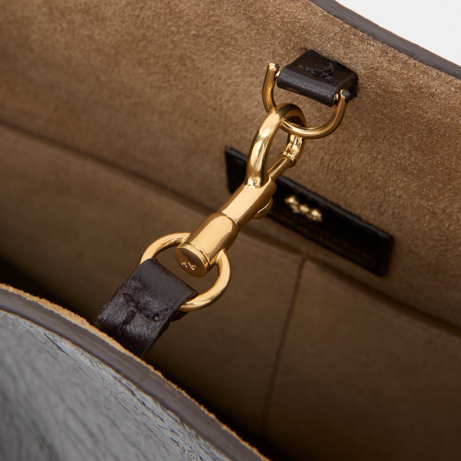 Ringo ：リンゴ・ショルダーバッグ -

          
            Suede Leather in Truffle Brown -
          

          Anya Hindmarch JP
