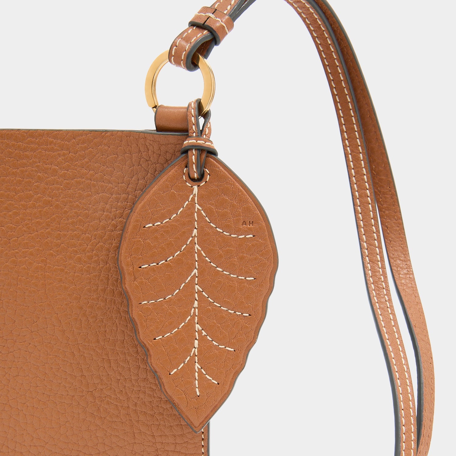 「Return To Nature」ストラップ・フォーン・ポーチ -

          
            Natural Grain Leather in Pecan -
          

          Anya Hindmarch JP
