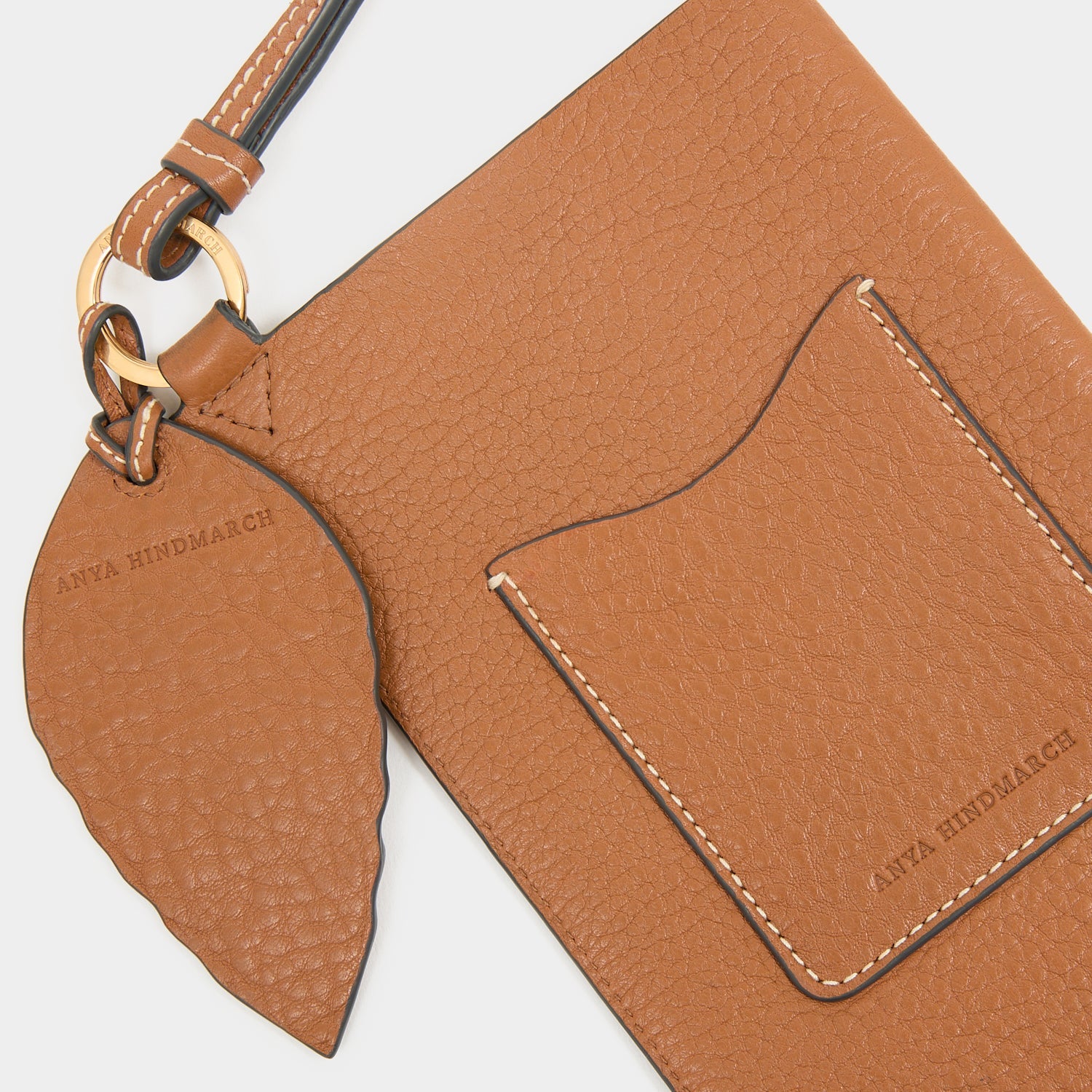 「Return To Nature」ストラップ・フォーン・ポーチ -

          
            Natural Grain Leather in Pecan -
          

          Anya Hindmarch JP
