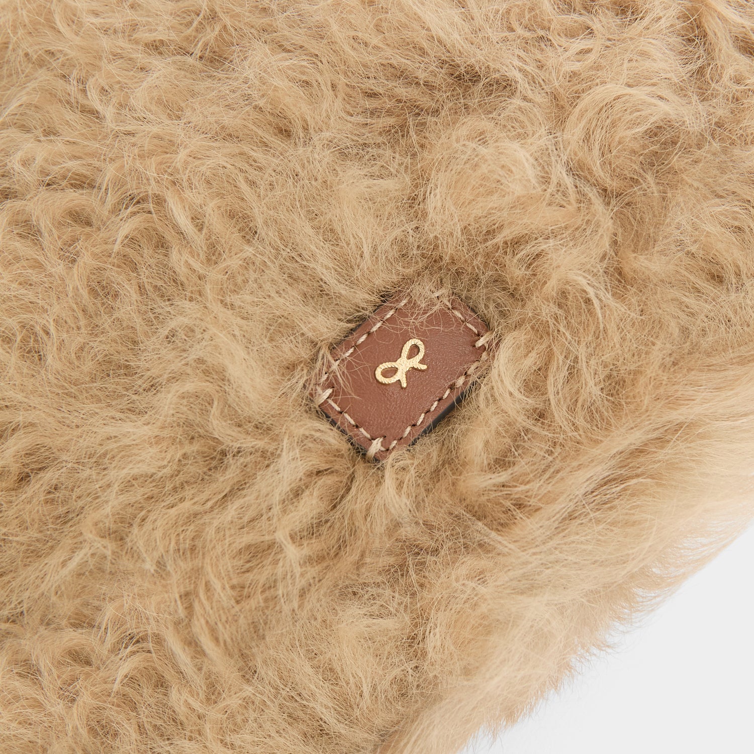 Eyes シアリング・クラッチ -

          
            Shearling/Smooth Leather leather in Taupe -
          

          Anya Hindmarch JP
