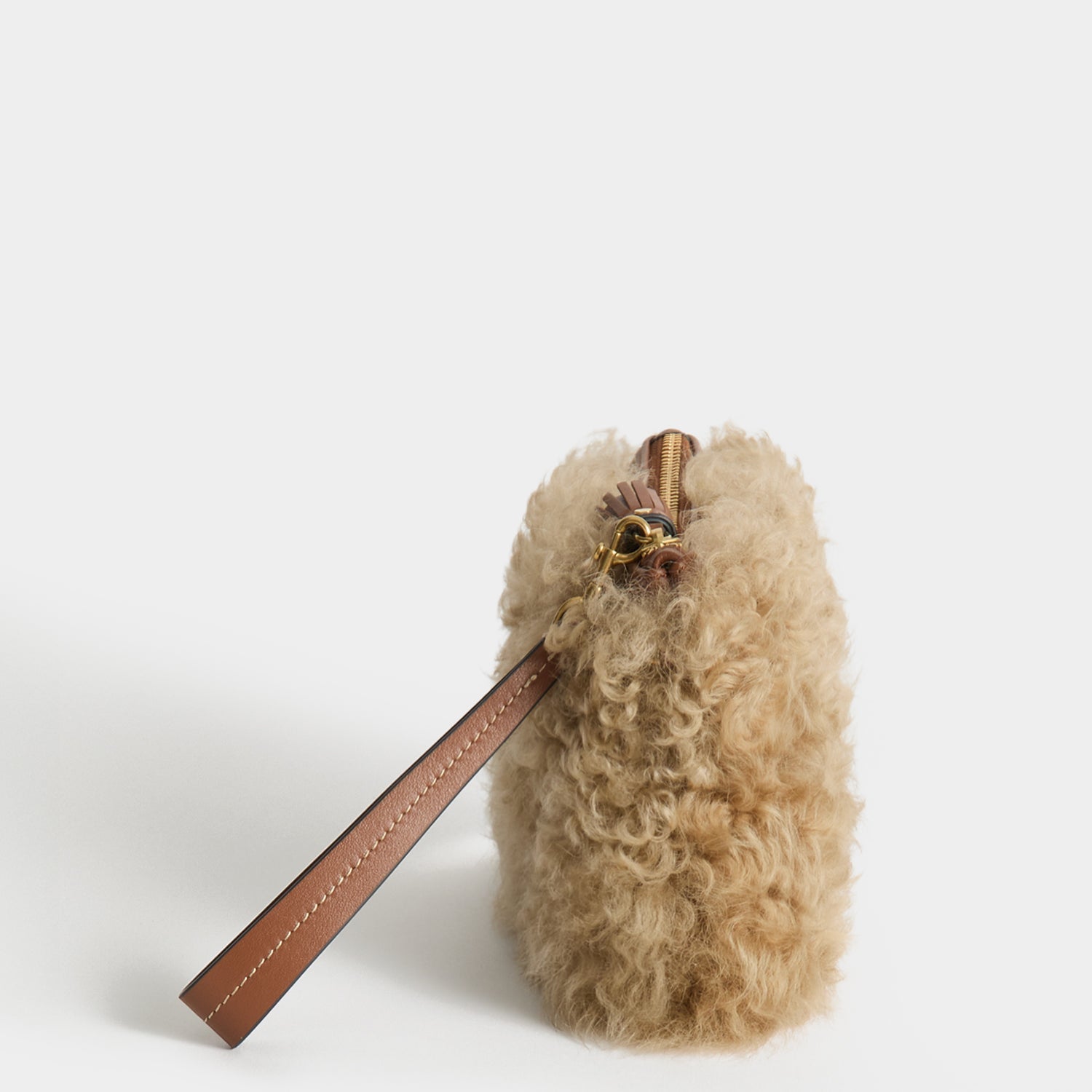 Eyes シアリング・クラッチ -

          
            Shearling/Smooth Leather leather in Taupe -
          

          Anya Hindmarch JP
