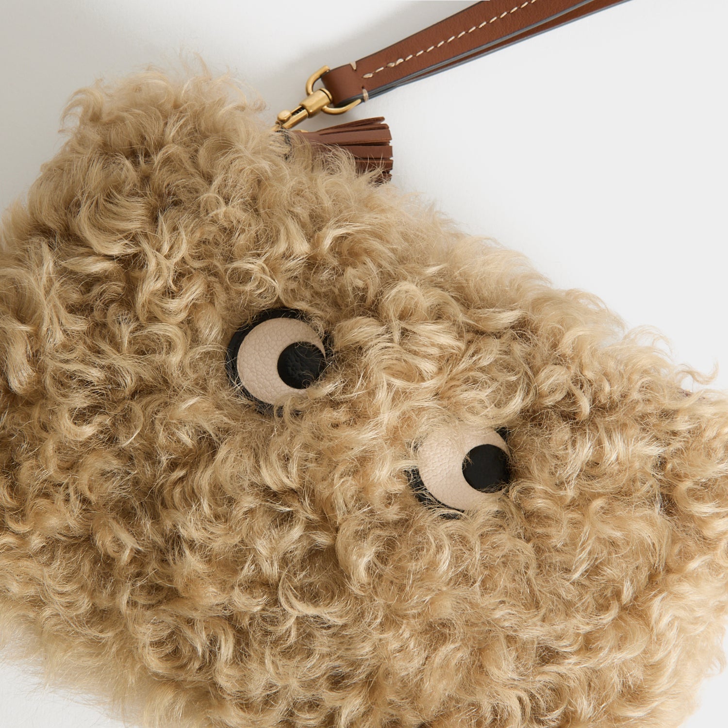 Eyes シアリング・クラッチ -

          
            Shearling/Smooth Leather leather in Taupe -
          

          Anya Hindmarch JP
