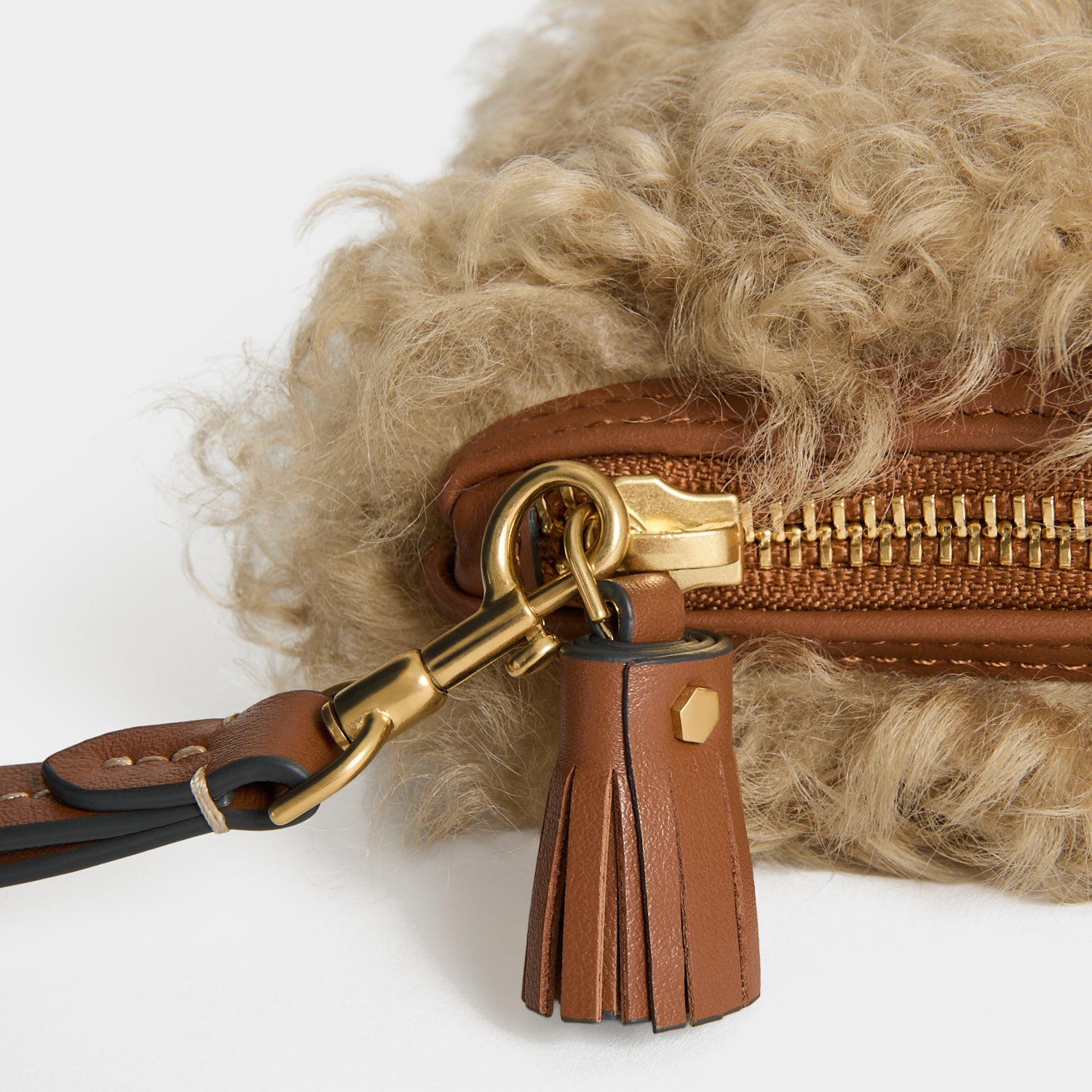 Eyes シアリング・クラッチ -

          
            Shearling/Smooth Leather leather in Taupe -
          

          Anya Hindmarch JP
