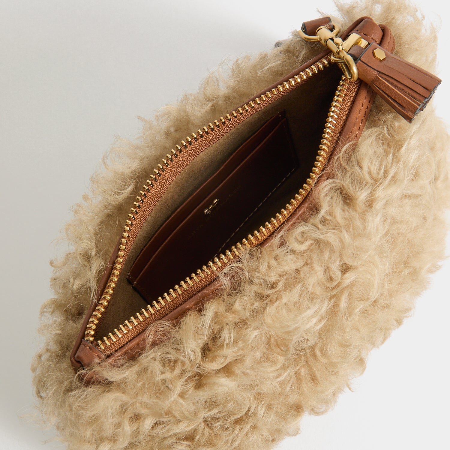 Eyes シアリング・クラッチ -

          
            Shearling/Smooth Leather leather in Taupe -
          

          Anya Hindmarch JP
