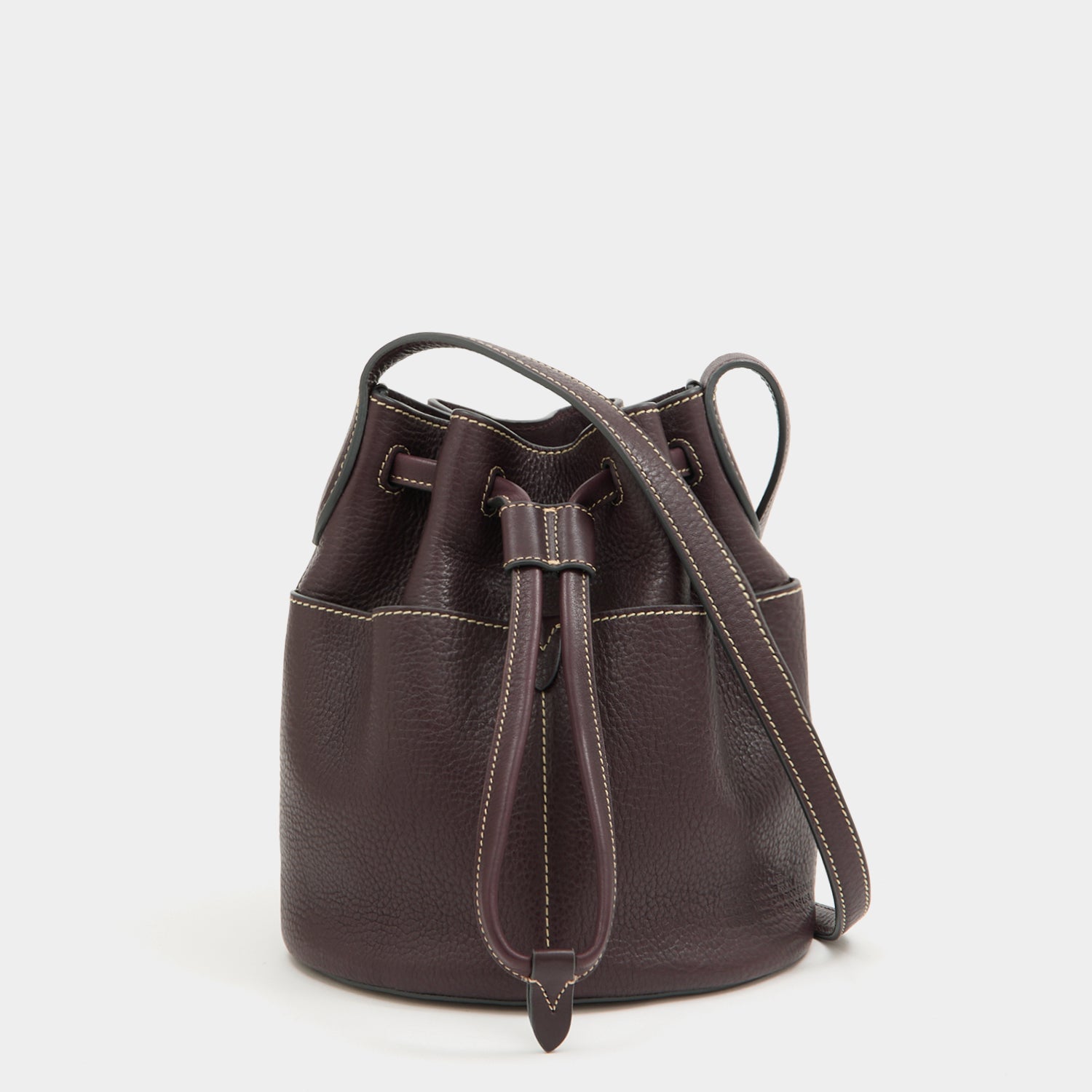 「Return to Nature」スモール・バケット・バッグ -

          
            Natural Grain Leather in Grape -
          

          Anya Hindmarch JP
