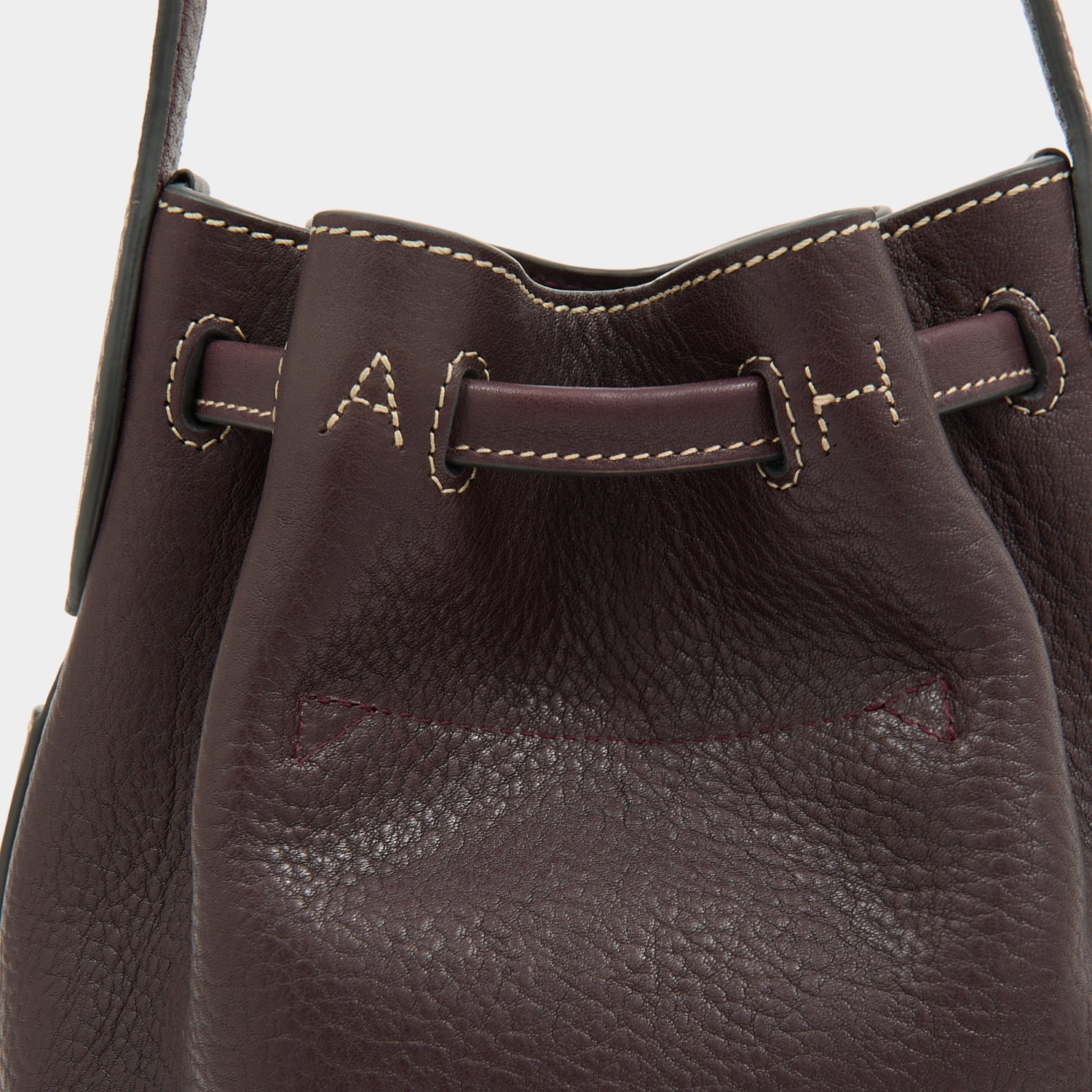 「Return to Nature」スモール・バケット・バッグ -

          
            Natural Grain Leather in Grape -
          

          Anya Hindmarch JP
