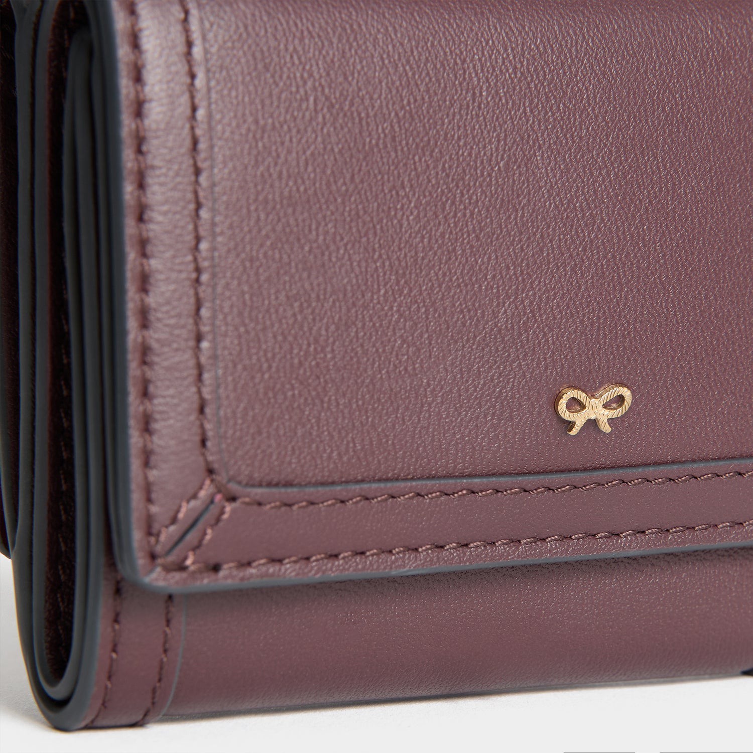 Border」ミニ・トライフォルド・ウォレット | Anya Hindmarch JP