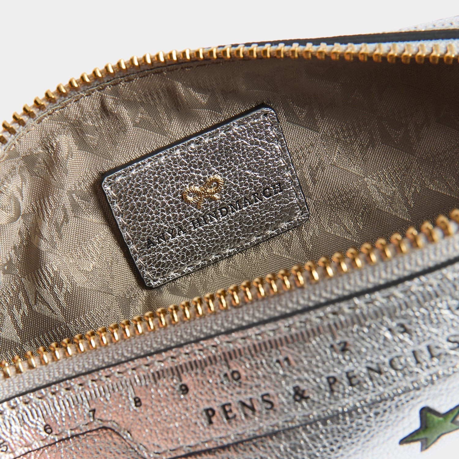 オール・オーバー・ステッカー・ペンケース | Anya Hindmarch JP
