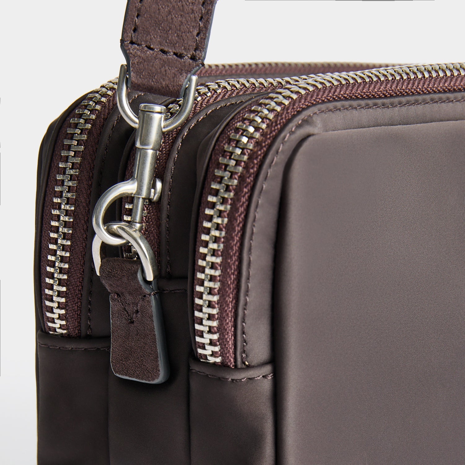 トリプル・ジップ・クロスボディ | Anya Hindmarch JP