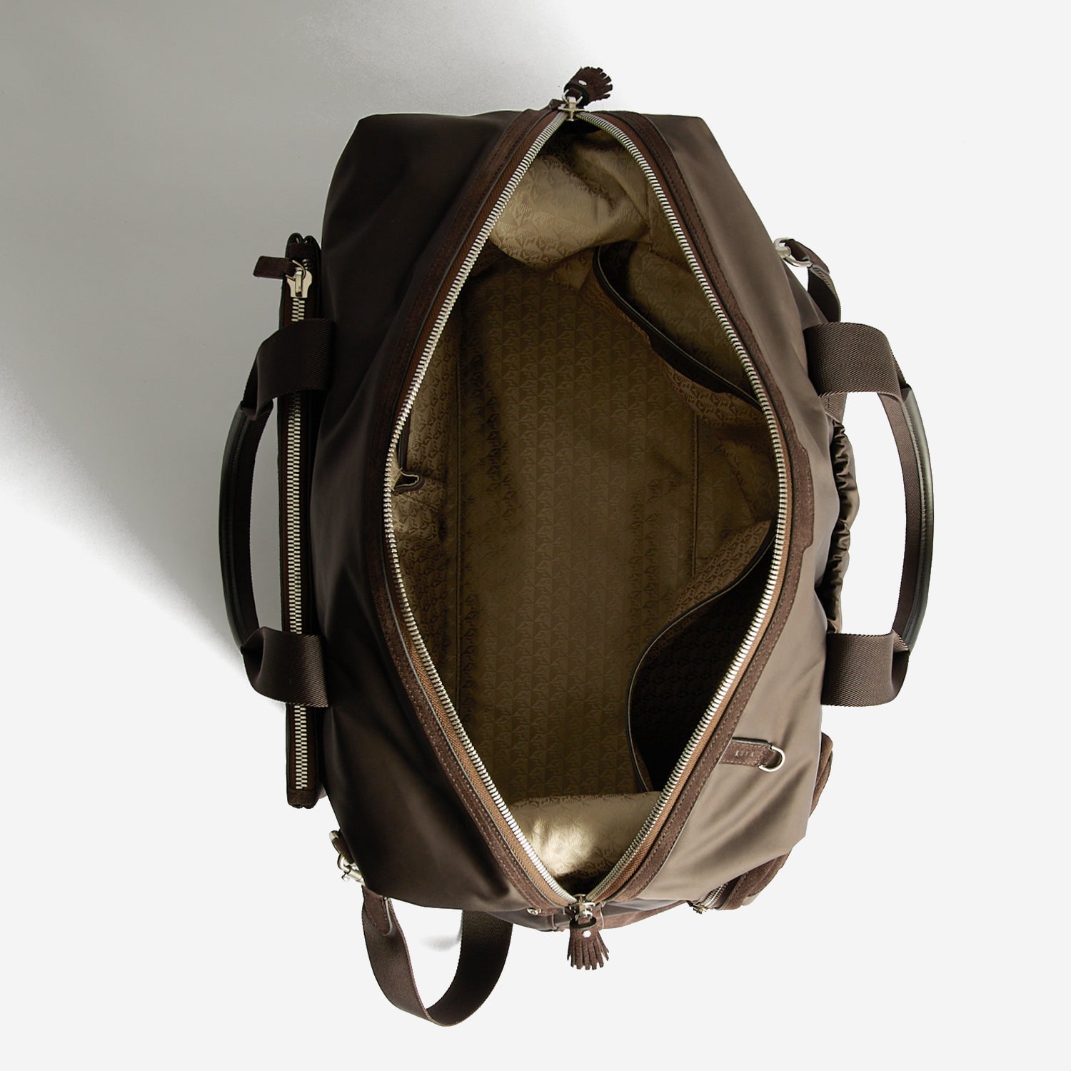パッデッド・マキシ・インフライト・トラベル・バッグ | Anya Hindmarch JP