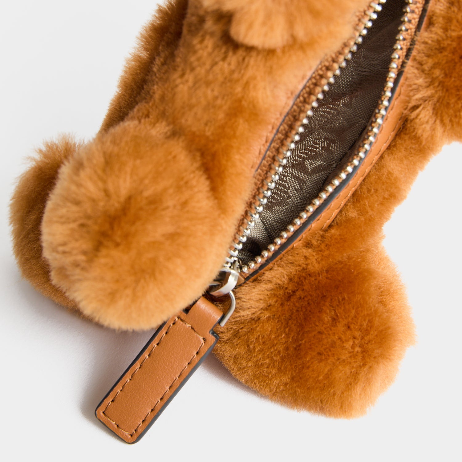 シアリング・ドッグ・プーバッグ・チャーム | Anya Hindmarch JP