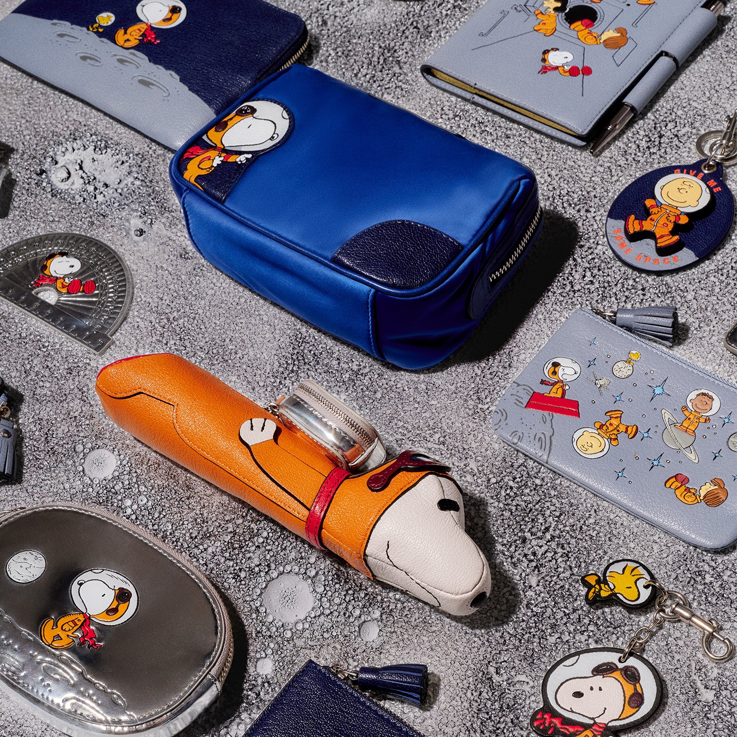 Peanuts Space Snoopy Charlie Brown キー・チャーム | Anya Hindmarch JP