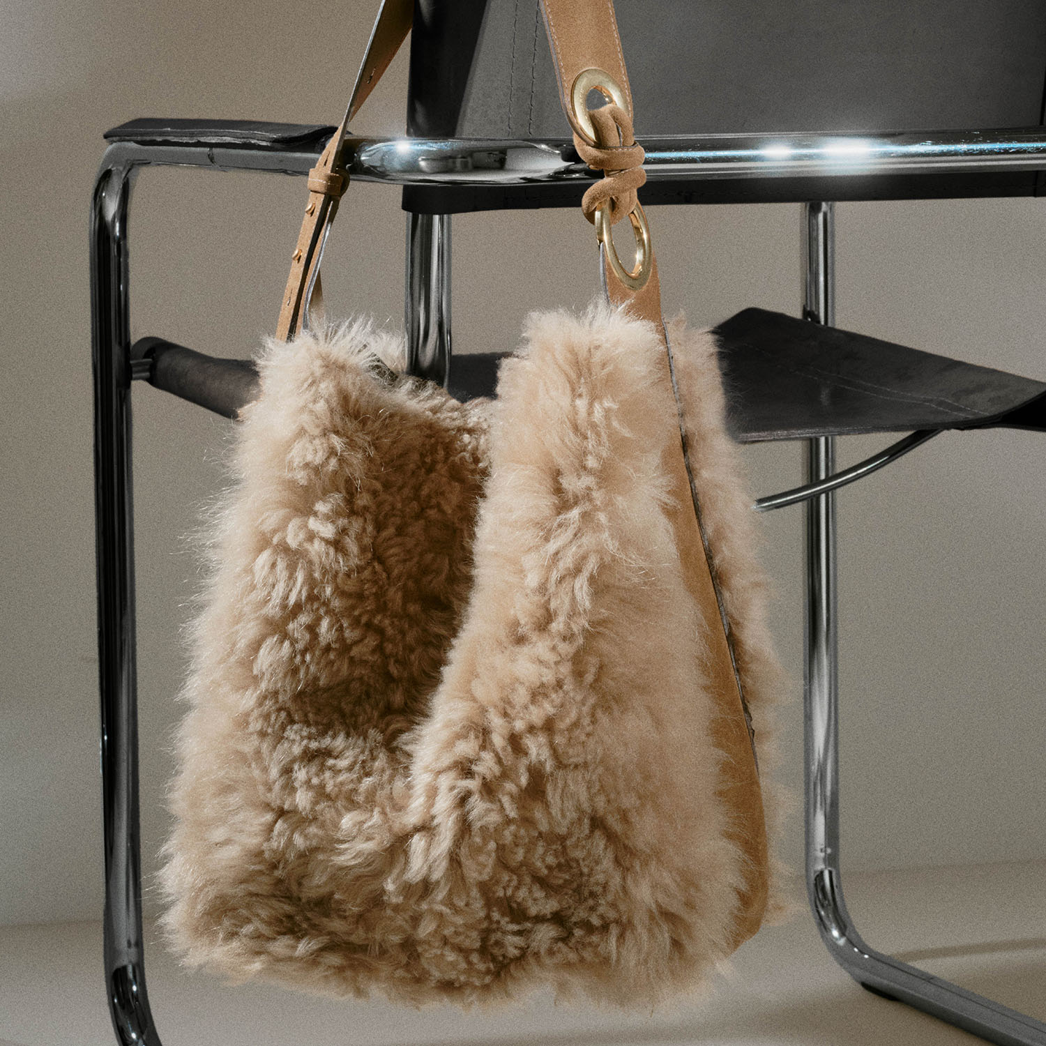 Ringo：リンゴ・シアリング・ショルダーバッグ -

          
            Shearling in Taupe -
          

          Anya Hindmarch JP
