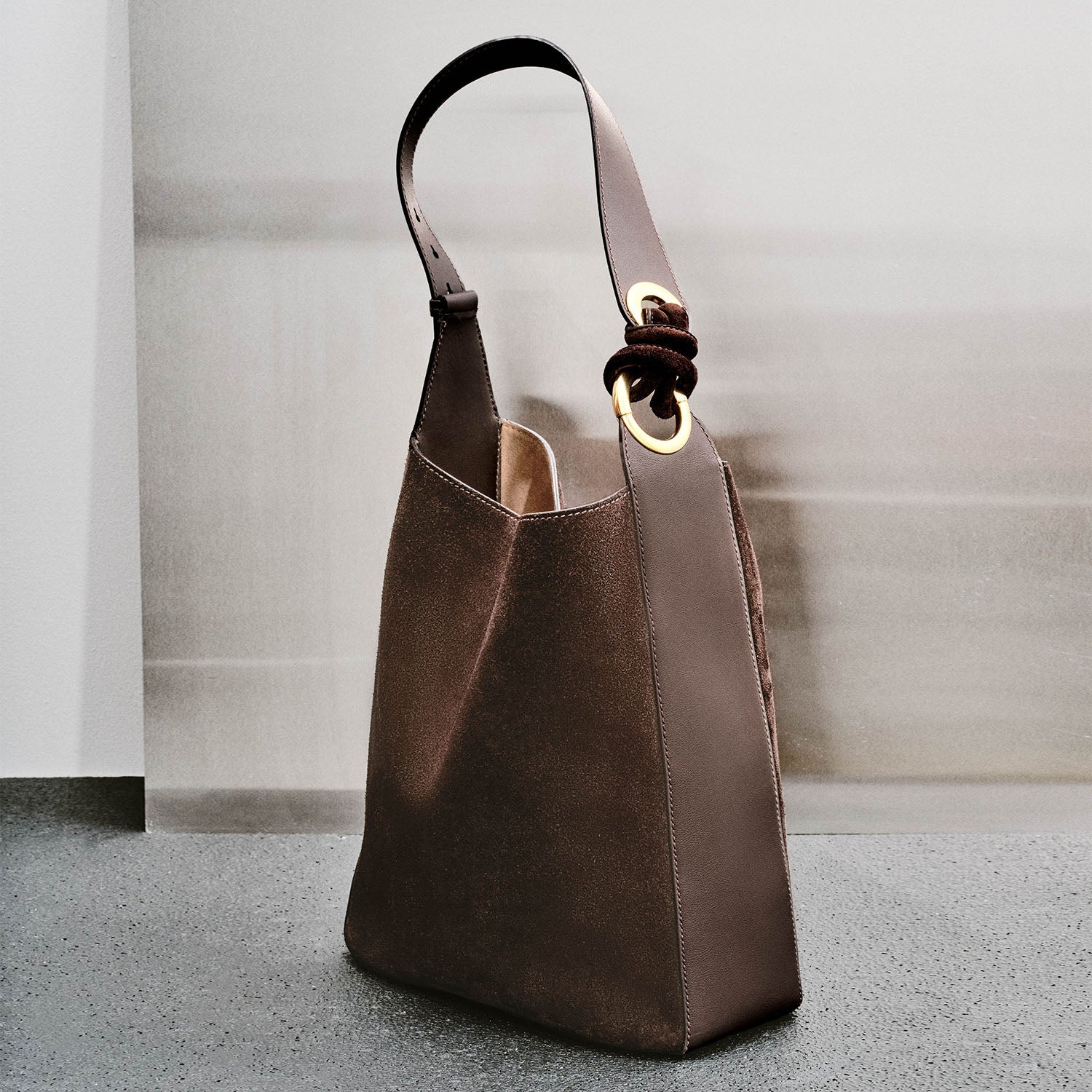 Ringo ：リンゴ・ショルダーバッグ -

          
            Suede Leather in Truffle Brown -
          

          Anya Hindmarch JP
