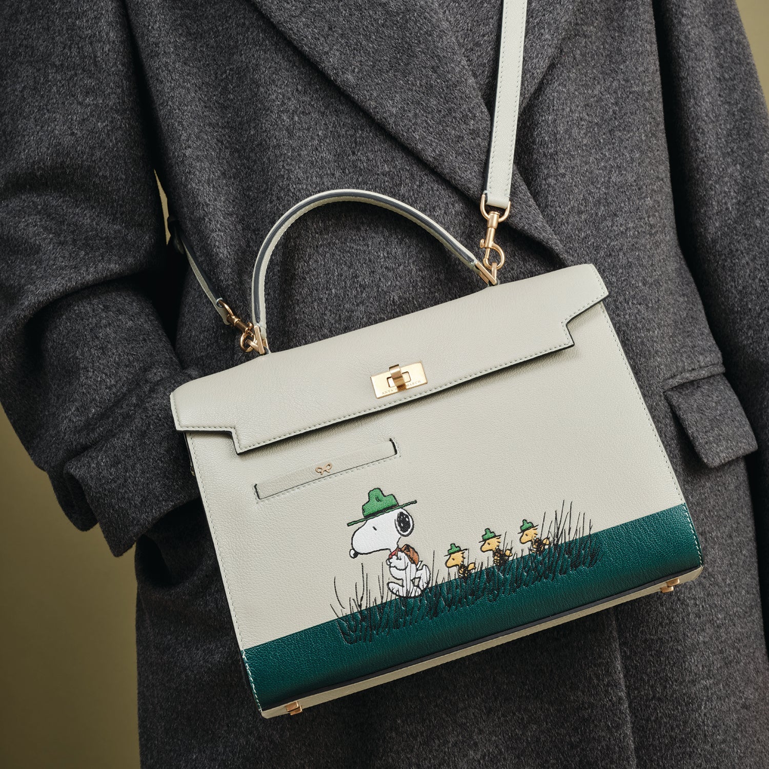 Peanuts「Snoopy」Mortimer：モティマー・トップハンドル -

          
            Capra Leather in Eau De Nil Green -
          

          Anya Hindmarch JP

