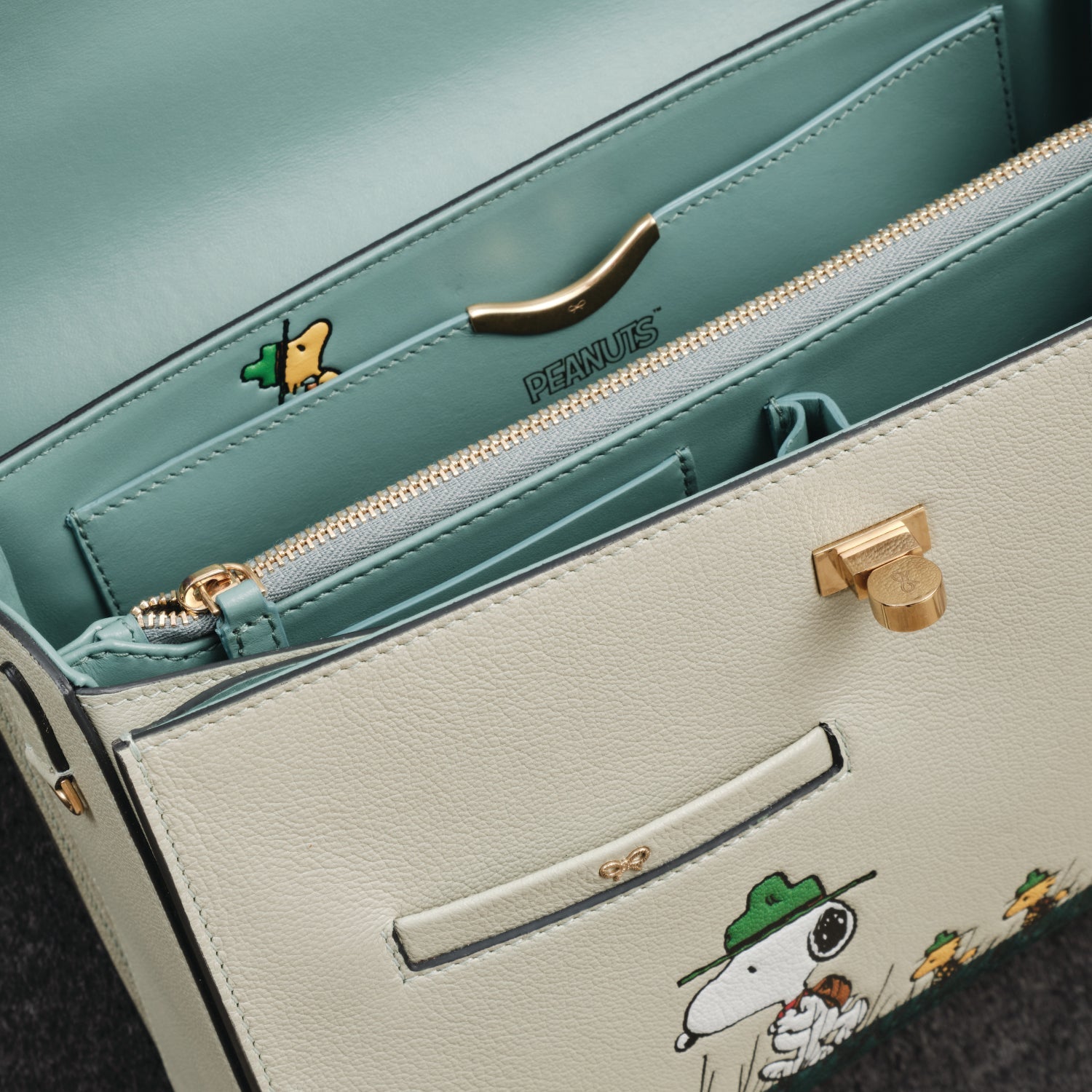 Peanuts「Snoopy」Mortimer：モティマー・トップハンドル -

          
            Capra Leather in Eau De Nil Green -
          

          Anya Hindmarch JP
