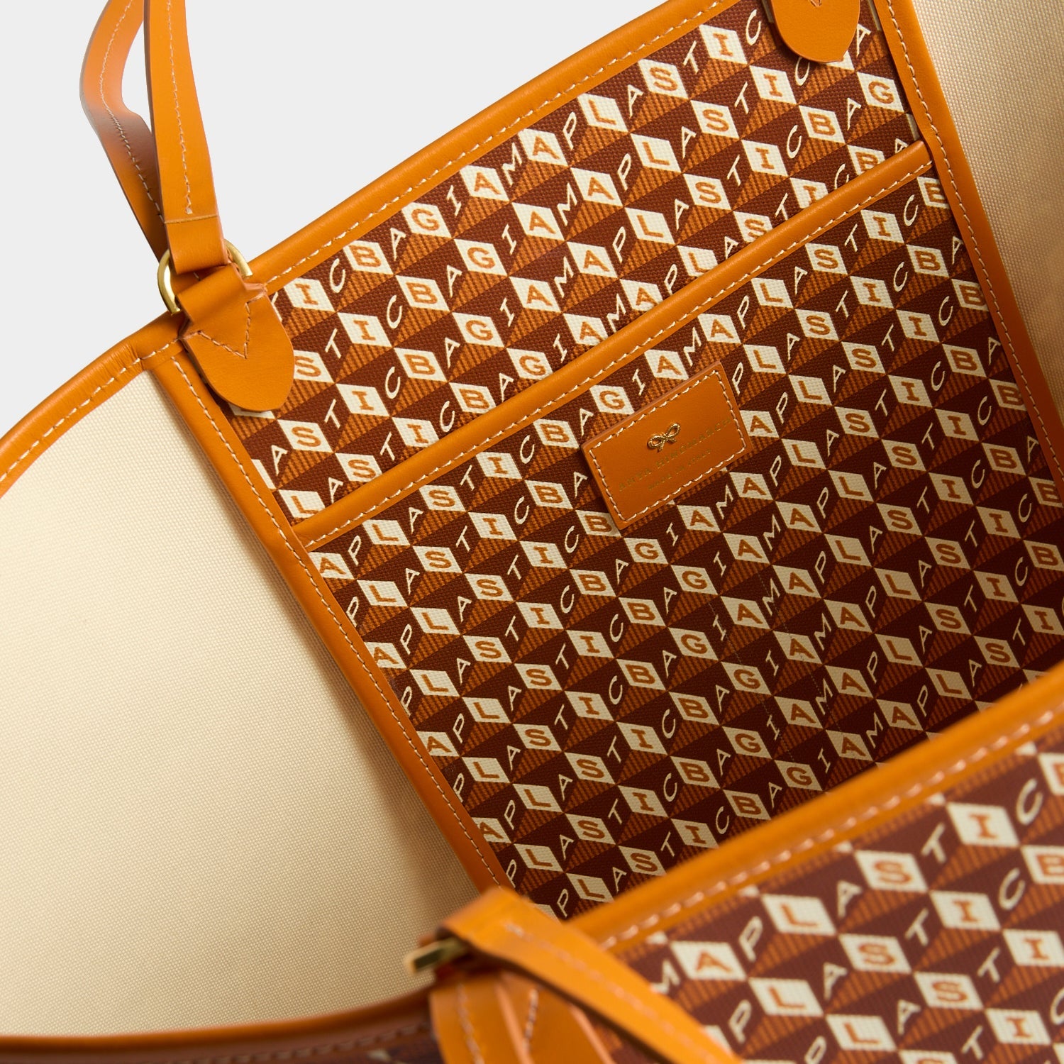 I AM A Plastic Bag」ラージ・トート | Anya Hindmarch JP