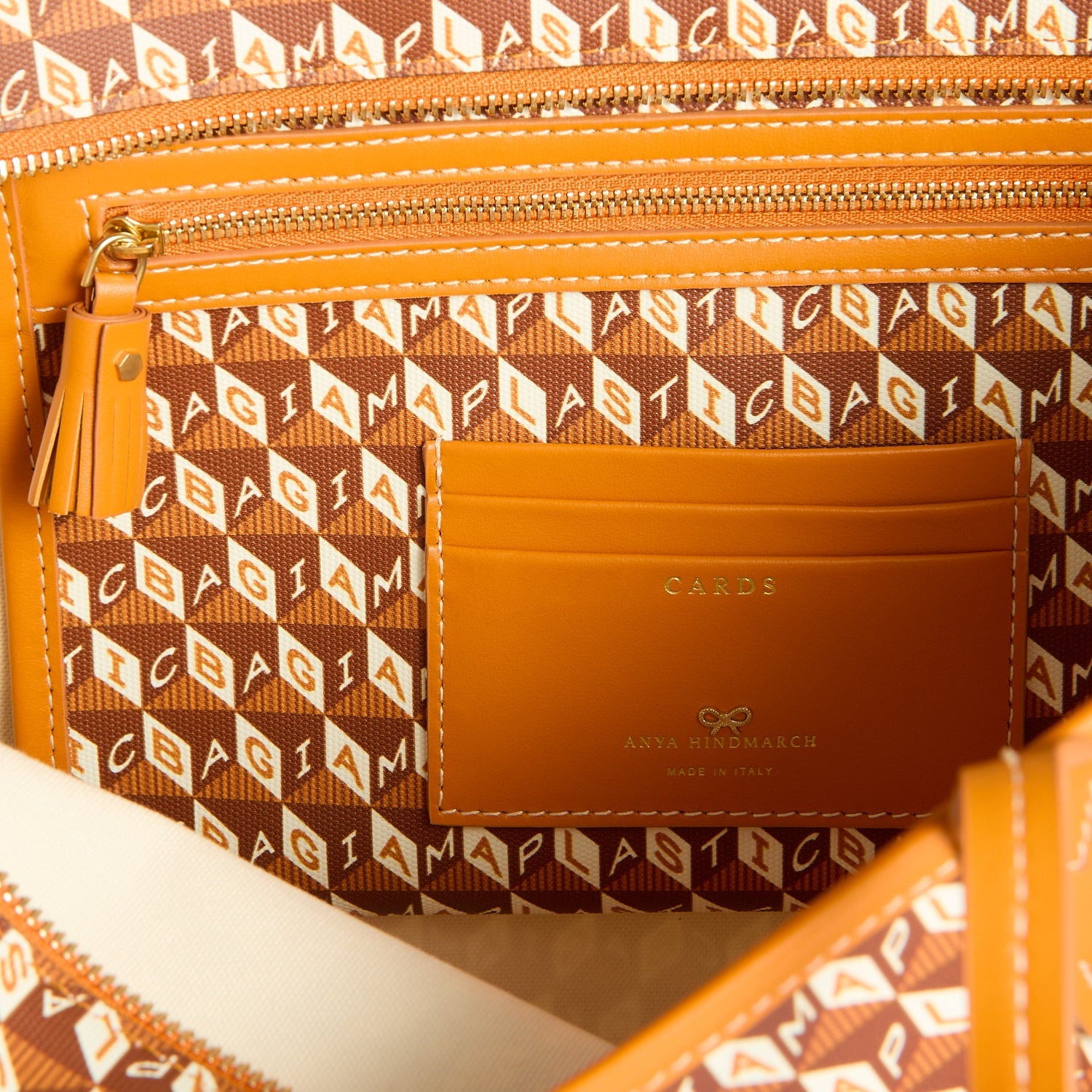 I AM A Plastic Bag」ジップ・トート | Anya Hindmarch JP