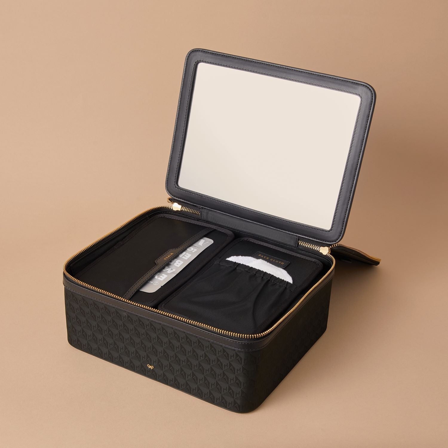 ミラー バニティー キット -

          
            Recycled Nylon in Black -
          

          Anya Hindmarch JP
