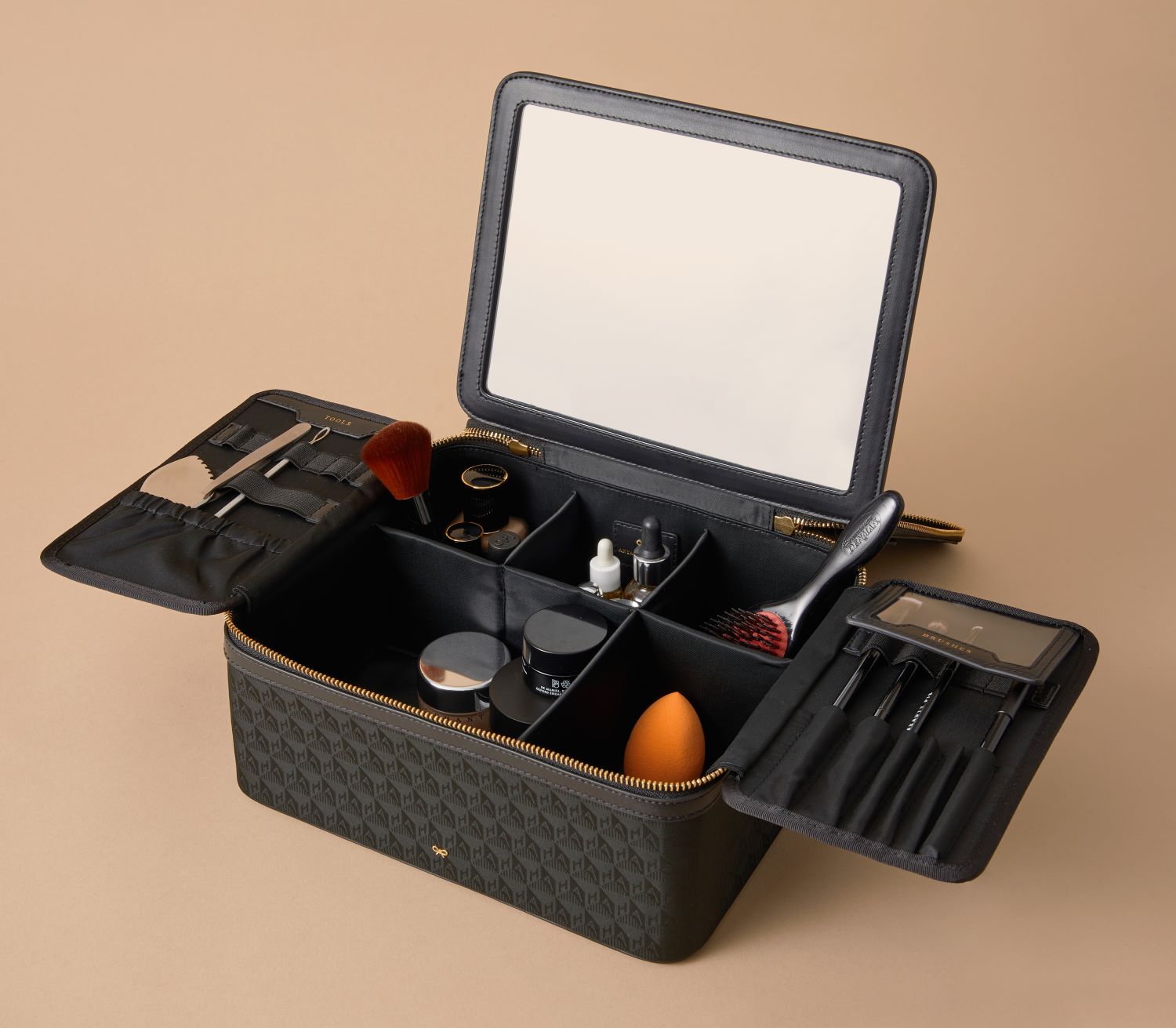 ミラー バニティー キット -

          
            Recycled Nylon in Black -
          

          Anya Hindmarch JP

