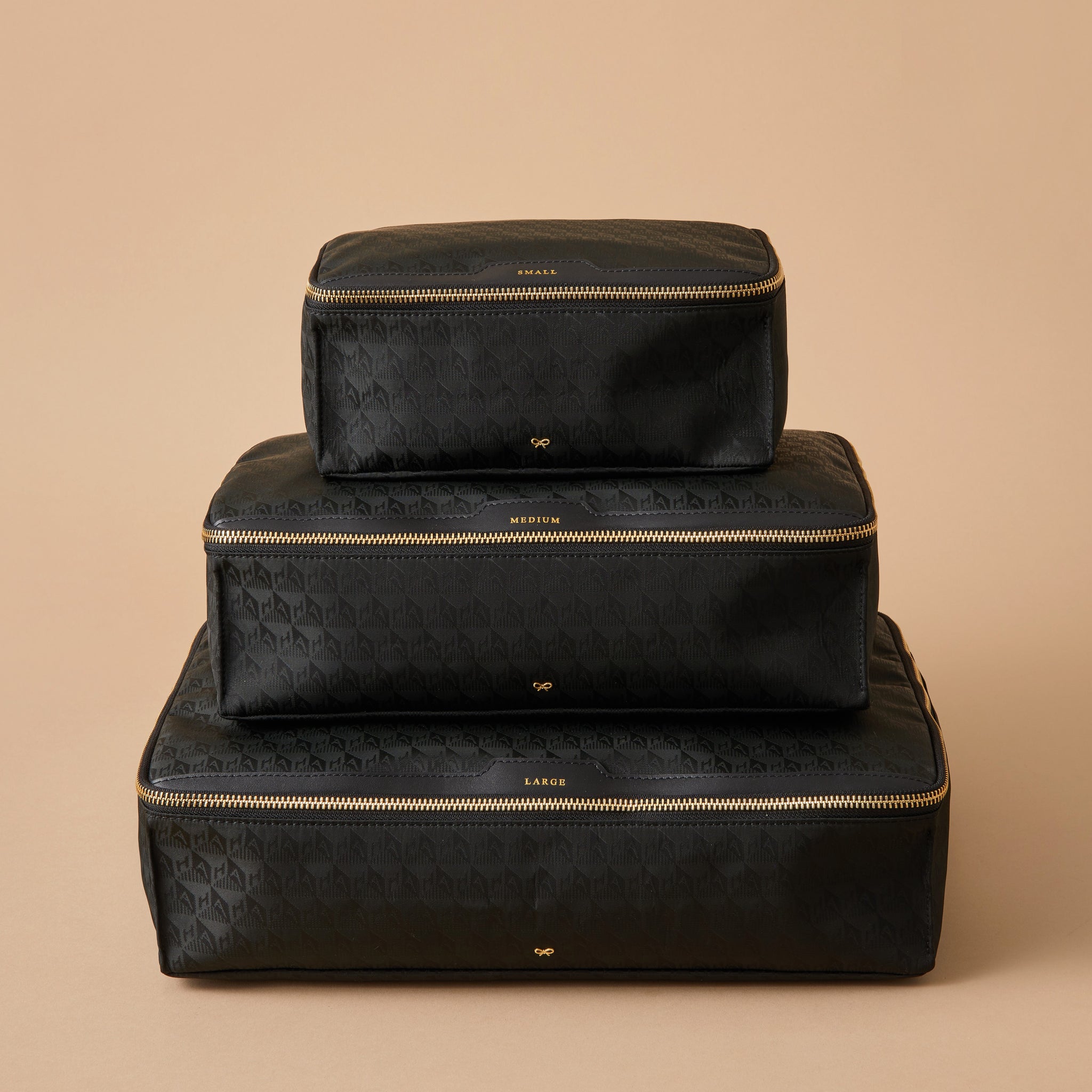 スモール パッキングキューブ -

                  
                    Recycled Nylon in Black -
                  

                  Anya Hindmarch JP
