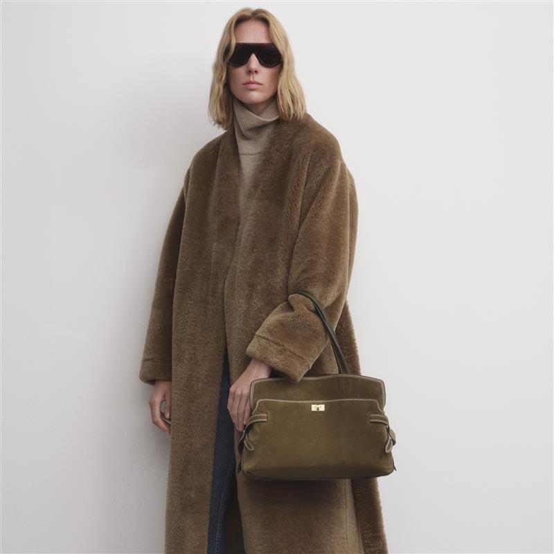 Wilson：ウィルソン・ステッチ・ショルダーバッグ -

          
            Suede Leather in Bonsai Green -
          

          Anya Hindmarch JP
