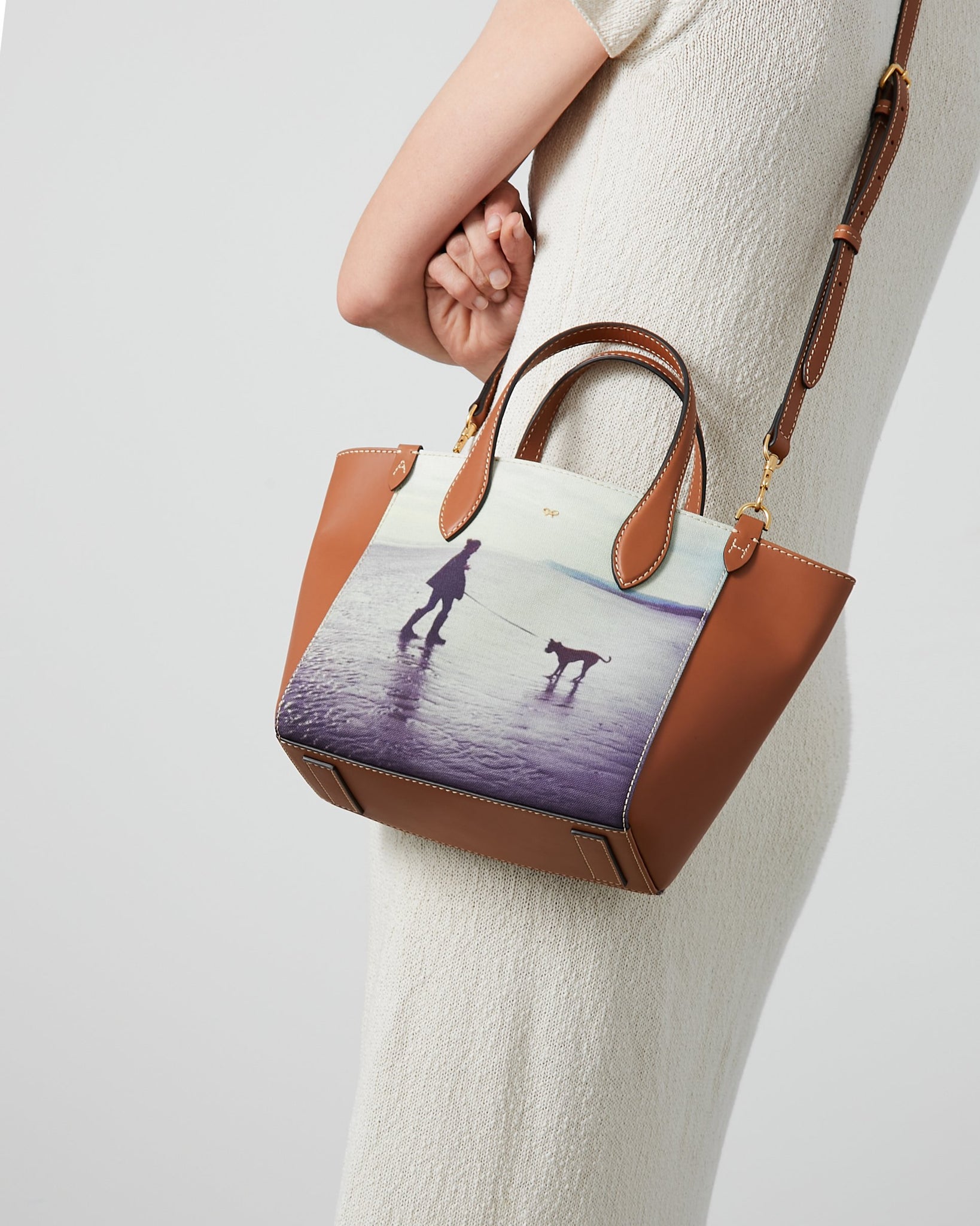 「Be A Bag」 スモール クロスボディ トート -

          
            Recycled Canvas in Tan -
          

          Anya Hindmarch JP
