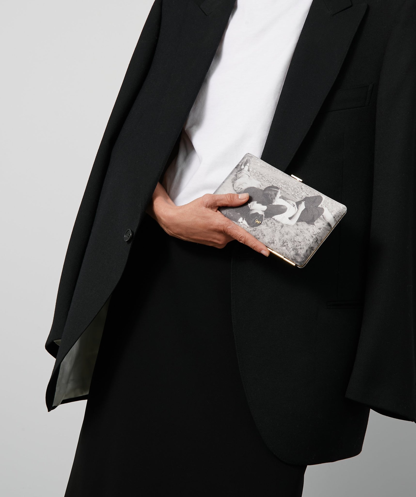 「Be A Bag」 クラッチ -

                  
                    Recyled Satin in White -
                  

                  Anya Hindmarch JP
