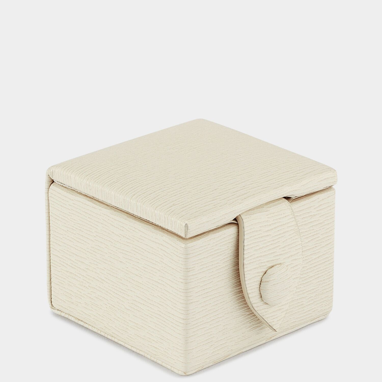 ビスポーク・リング・ボックス -

          
            London Grain Leather in Bone -
          

          Anya Hindmarch JP
