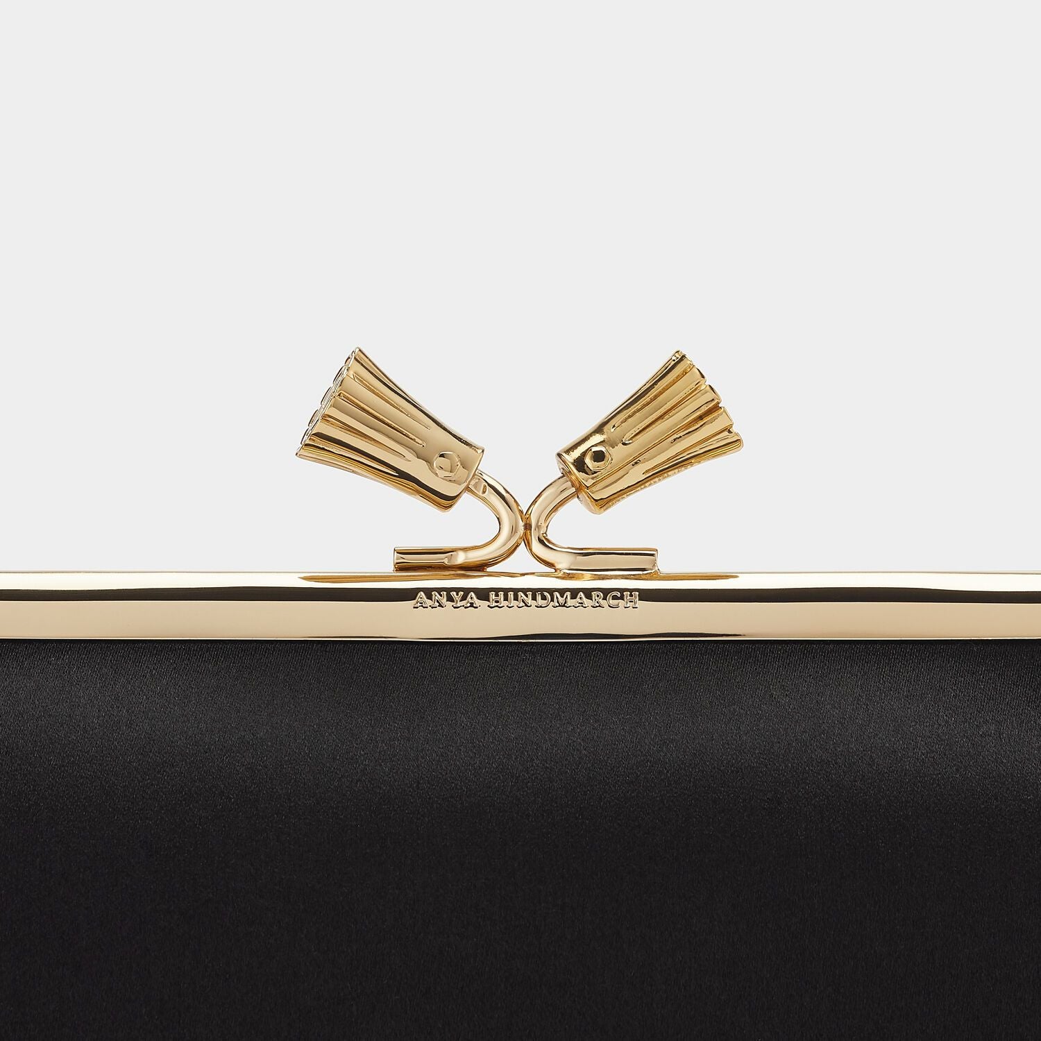 タッセル フレーム クラッチ -

                  

                  Anya Hindmarch JP
