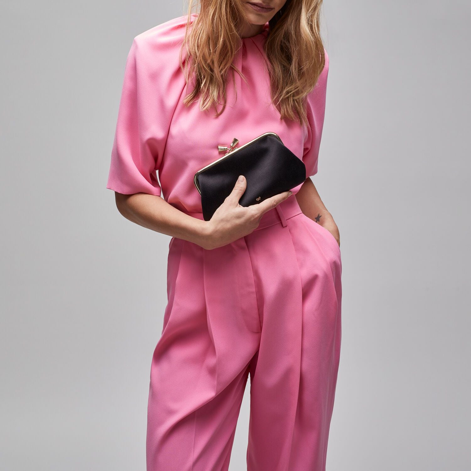タッセル フレーム クラッチ -

                  

                  Anya Hindmarch JP
