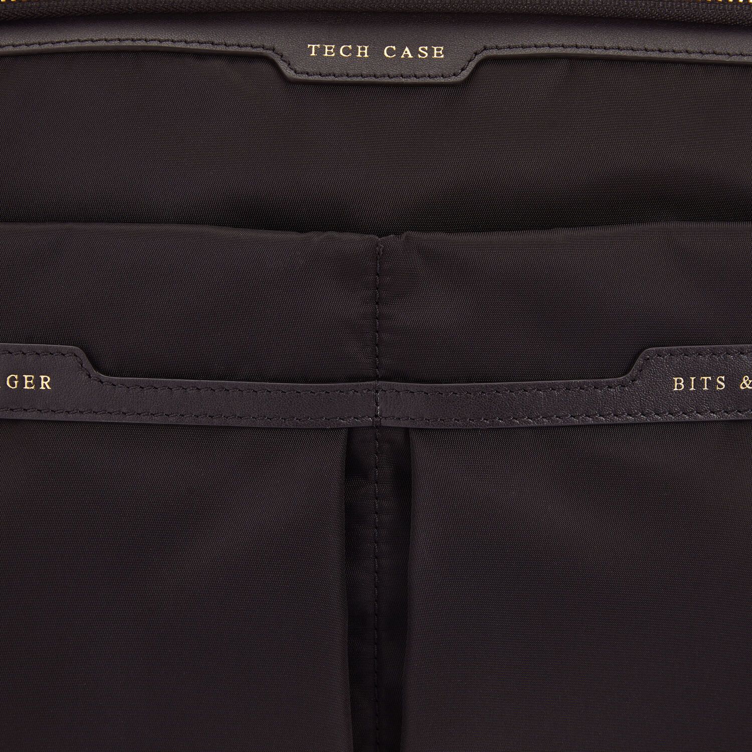 テック ケース -

                  
                    Recycled Nylon with PU in Black -
                  

                  Anya Hindmarch JP

