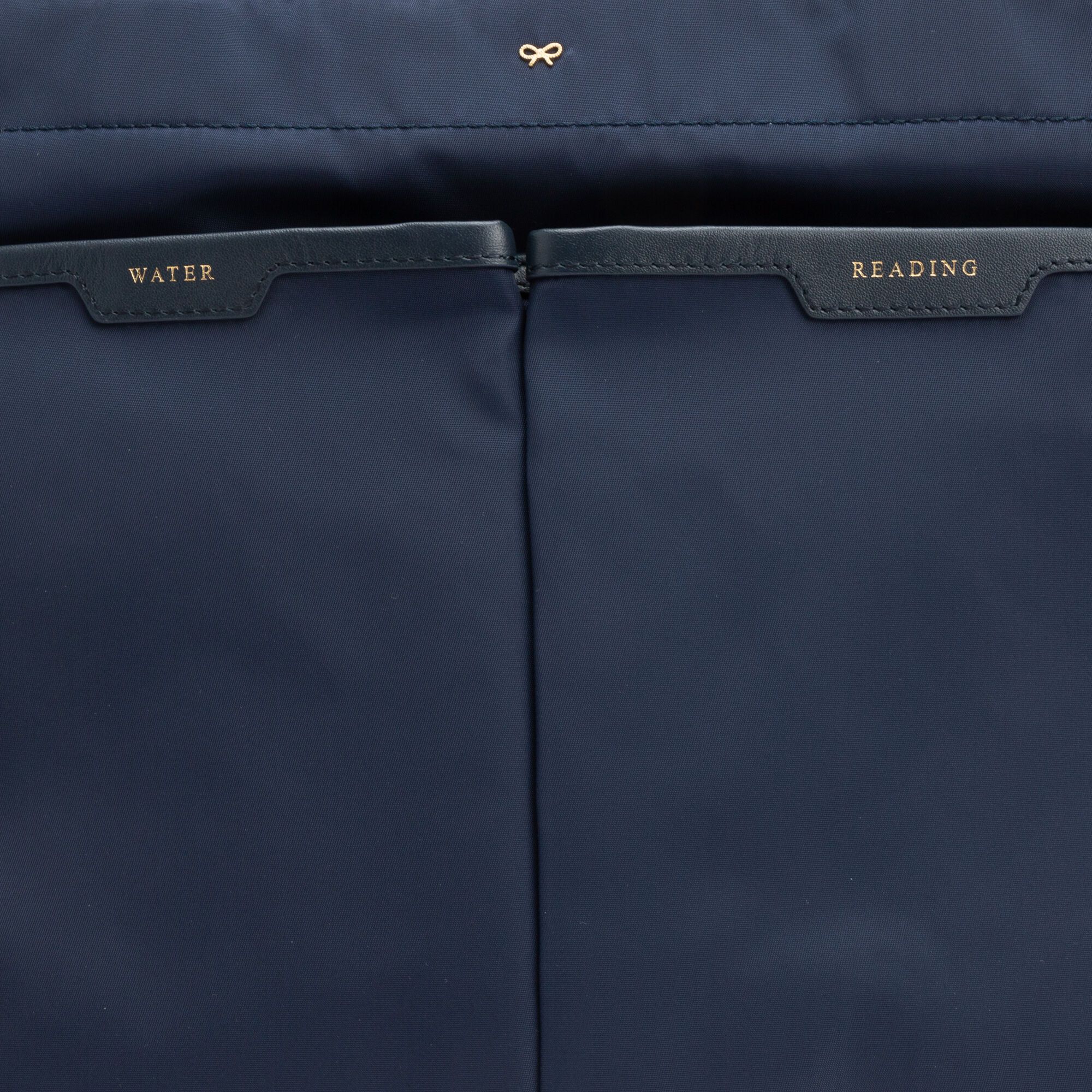 ネービス ナイロン トート -

                  
                    Heavy Nylon in Marine -
                  

                  Anya Hindmarch JP
