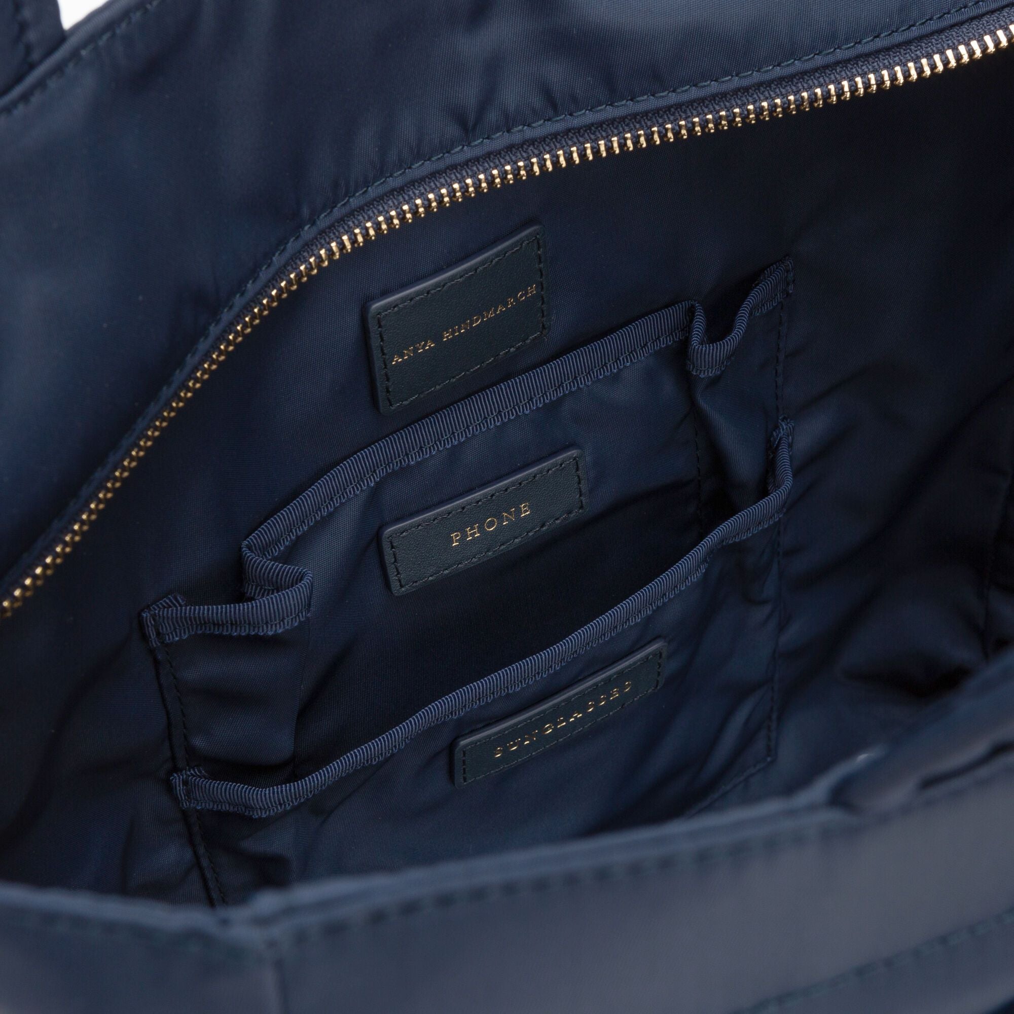 ネービス ナイロン トート -

                  
                    Heavy Nylon in Marine -
                  

                  Anya Hindmarch JP
