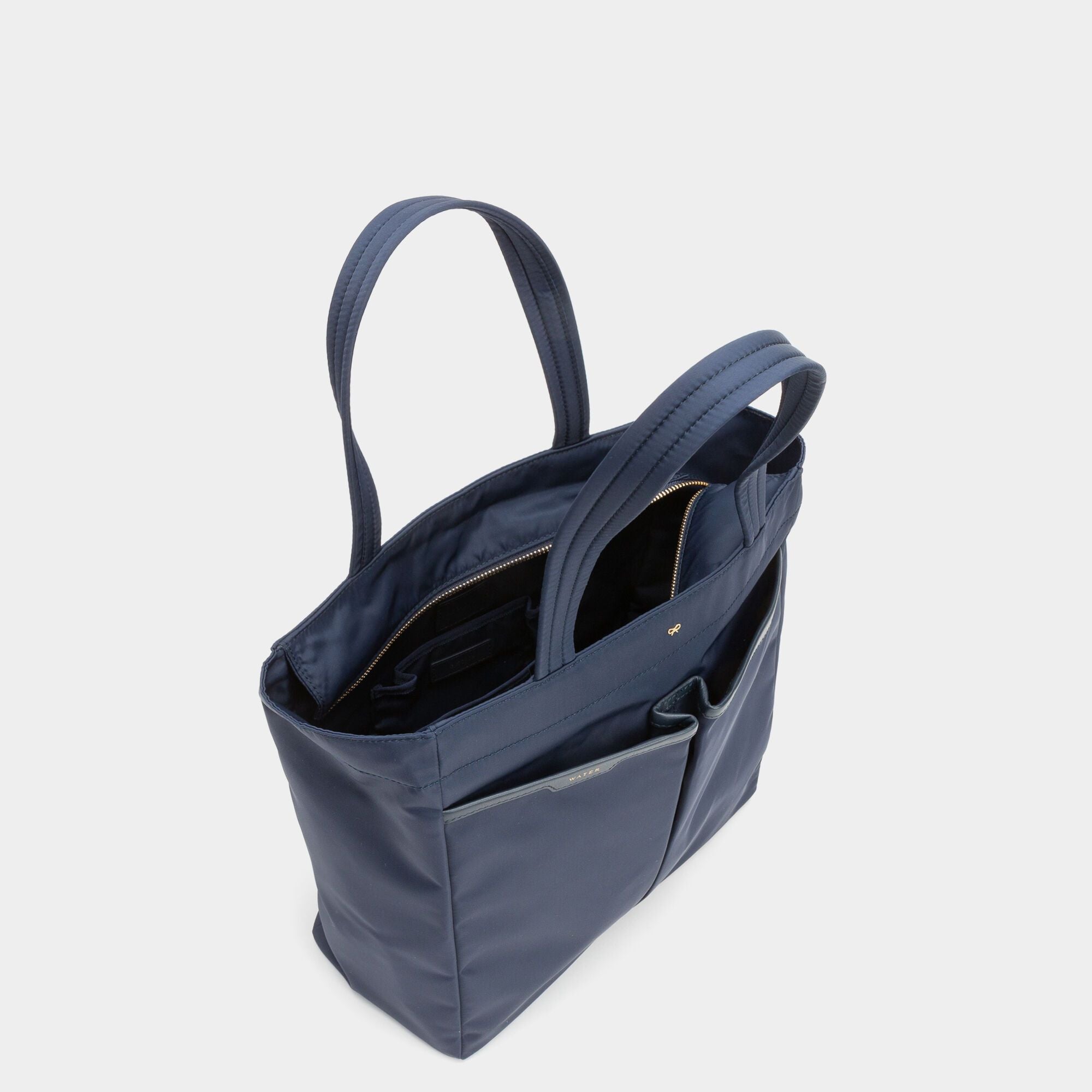 ネービス ナイロン トート -

                  
                    Heavy Nylon in Marine -
                  

                  Anya Hindmarch JP
