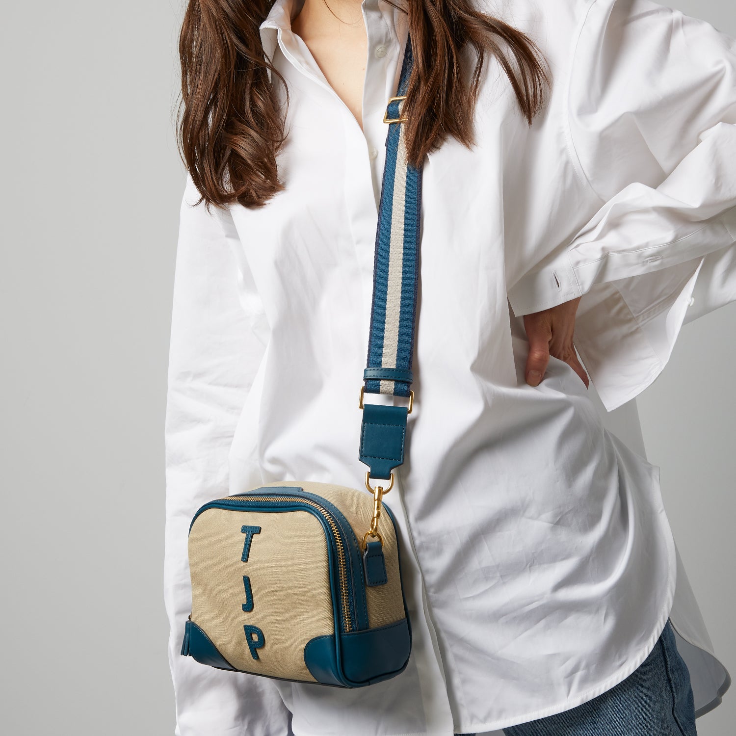 ビスポーク ウォルトン クロスボディ -

          
            Cotton in Blue -
          

          Anya Hindmarch JP
