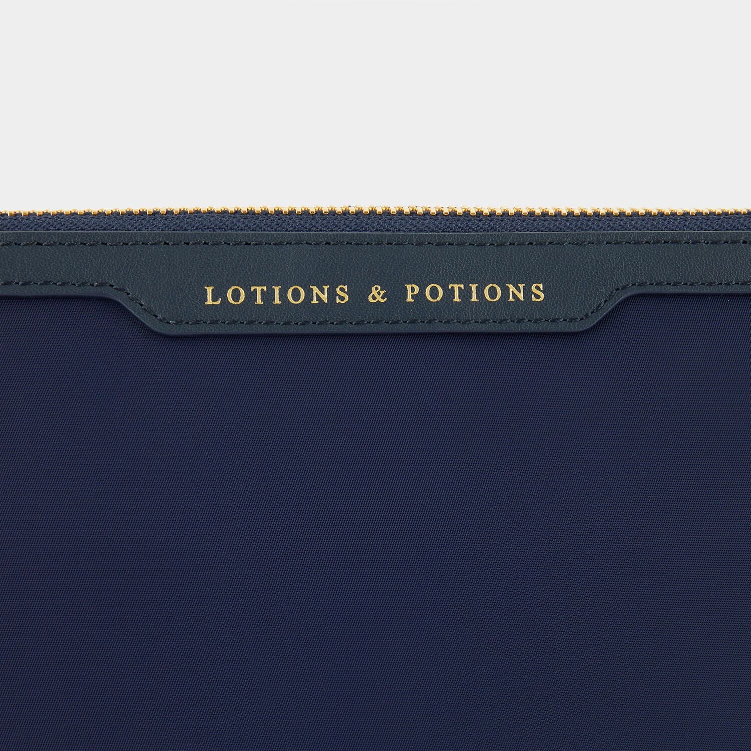 「Lotions and Potions」ポーチ -

                  
                    Recycled Nylon with PU in Dark Marine -
                  

                  Anya Hindmarch JP
