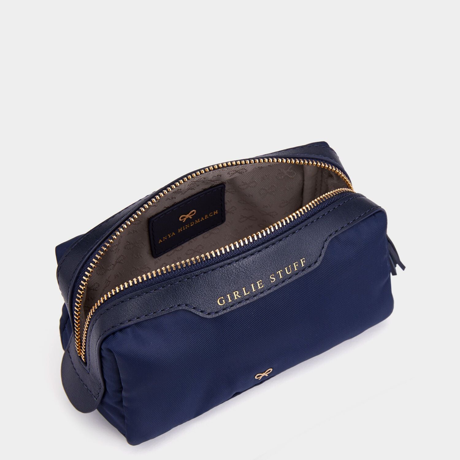 ガーリースタッフ ポーチ -

                  
                    Recycled Nylon with PU in Dark Marine -
                  

                  Anya Hindmarch JP
