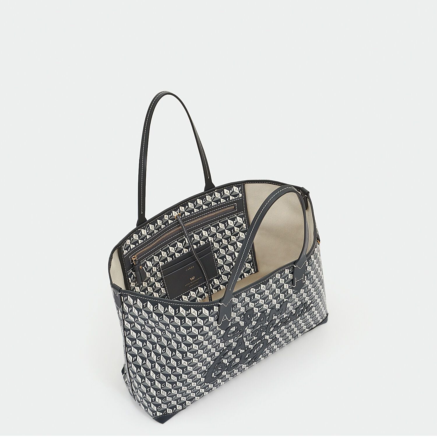「I AM A Plastic Bag」 スモール モチーフ トート -

                  
                    Recycled coated canvas in Charcoal -
                  

                  Anya Hindmarch JP

