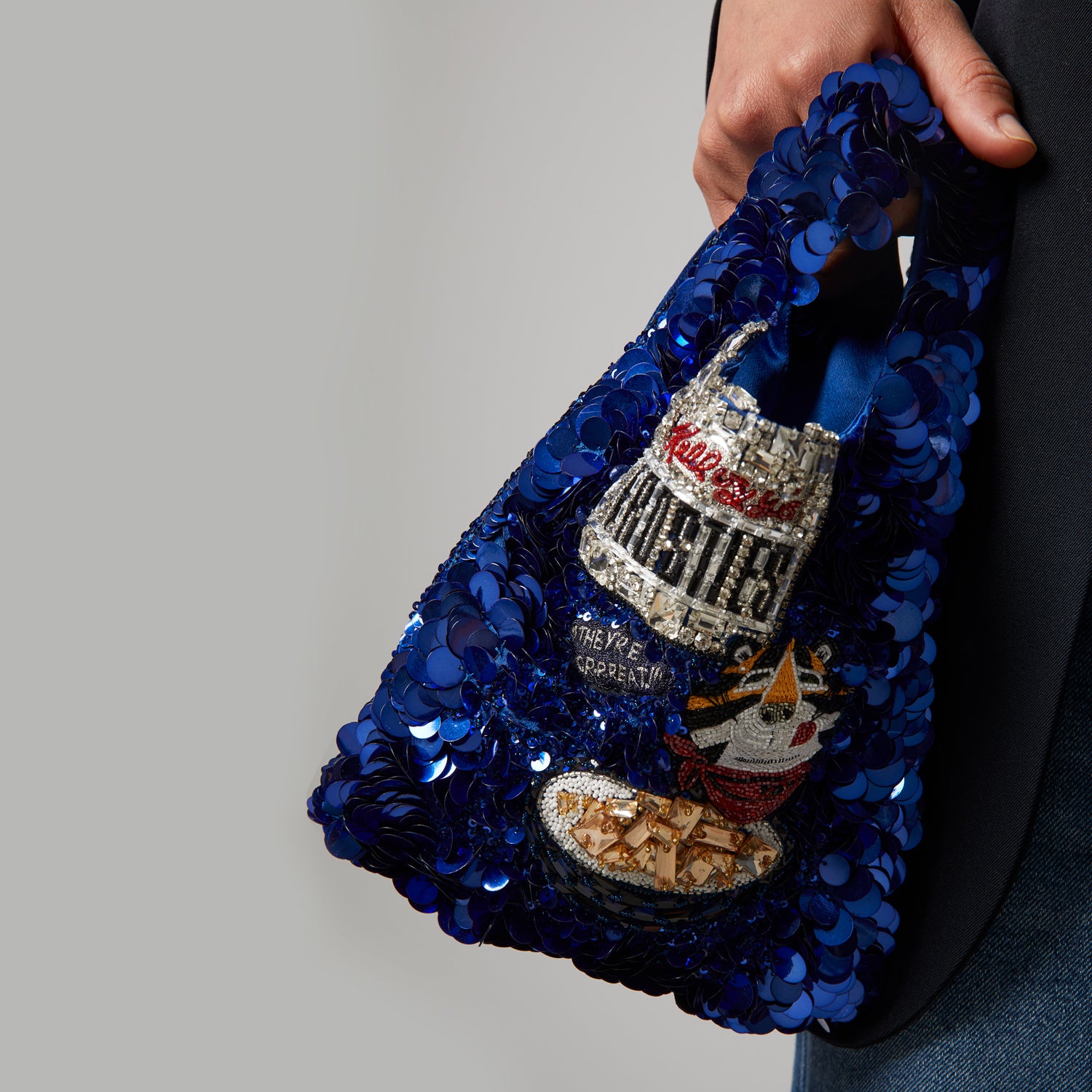 「フロスティ」トート -

                  
                    Satin in Blueberry -
                  

                  Anya Hindmarch JP
