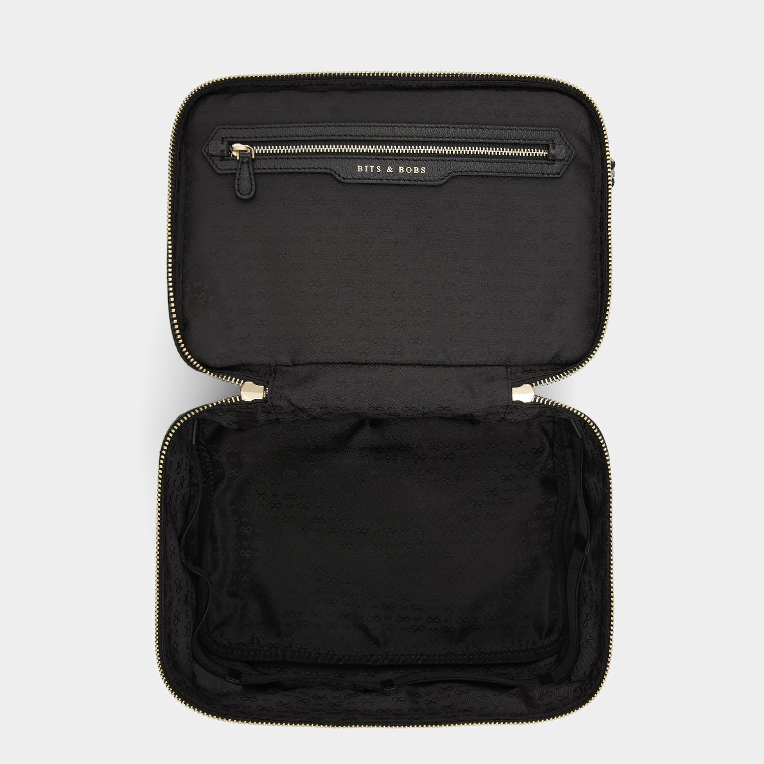 バニティー キット -

                  
                    Recycled Nylon with PU in Black -
                  

                  Anya Hindmarch JP
