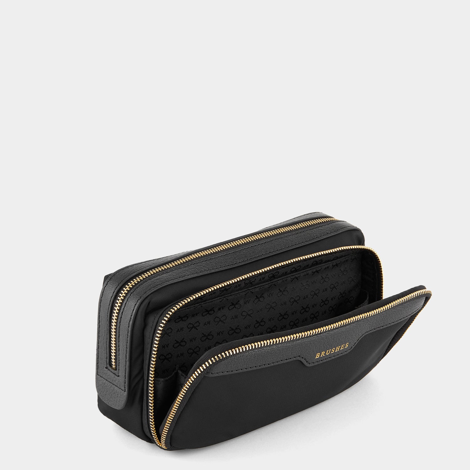 スモール メイクアップ ポーチ -

                  
                    Recycled Nylon with PU in Black -
                  

                  Anya Hindmarch JP
