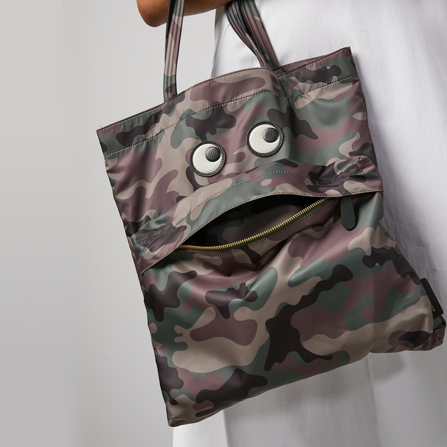 アイズ カモトート -

                  
                    Nylon in Camo Green -
                  

                  Anya Hindmarch JP
