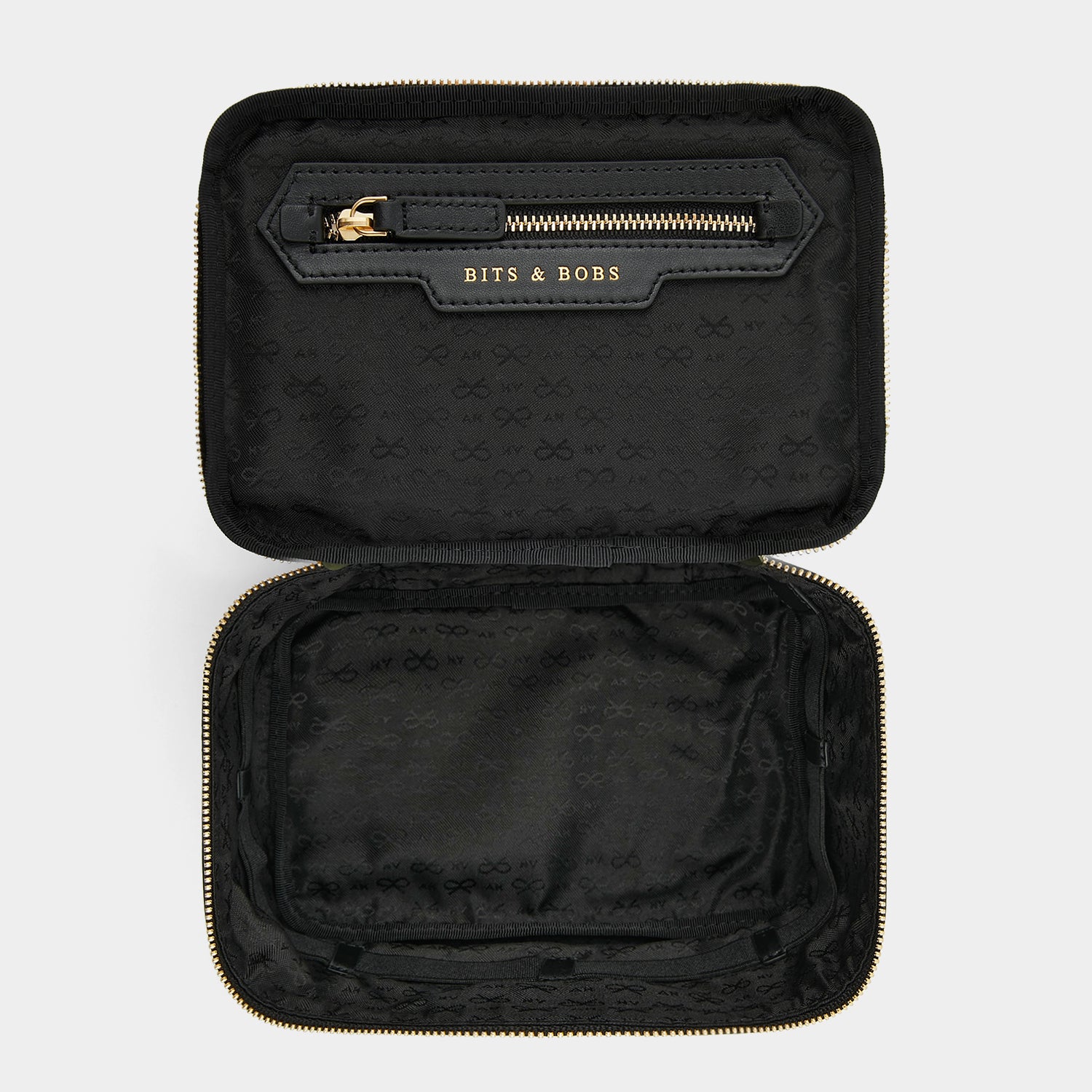 バニティー キット スモール -

                  
                    Recycled Nylon with PU in Black -
                  

                  Anya Hindmarch JP
