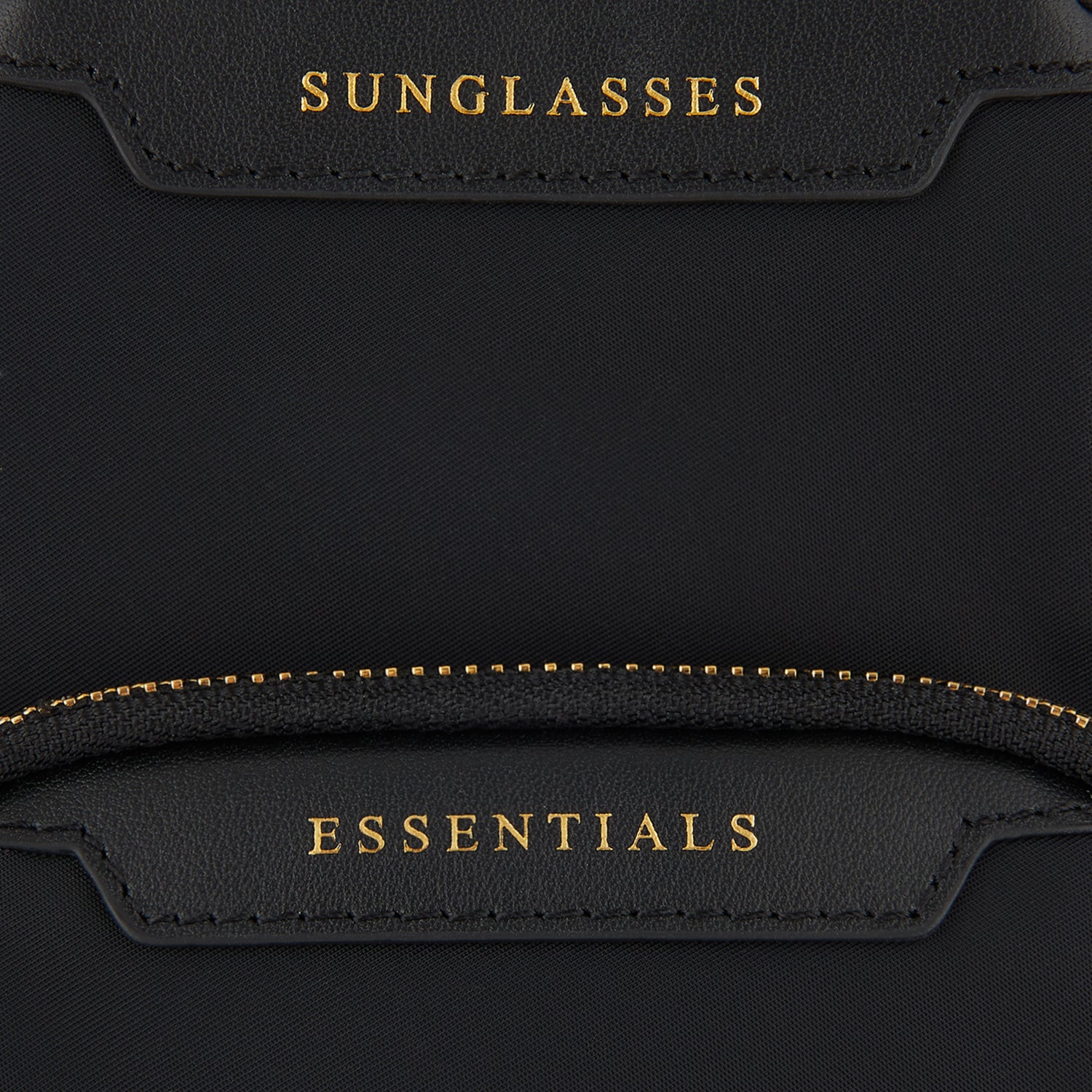 エッセンシャルズ クロスボディ -

          
            Recycled Nylon with PU in Black -
          

          Anya Hindmarch JP
