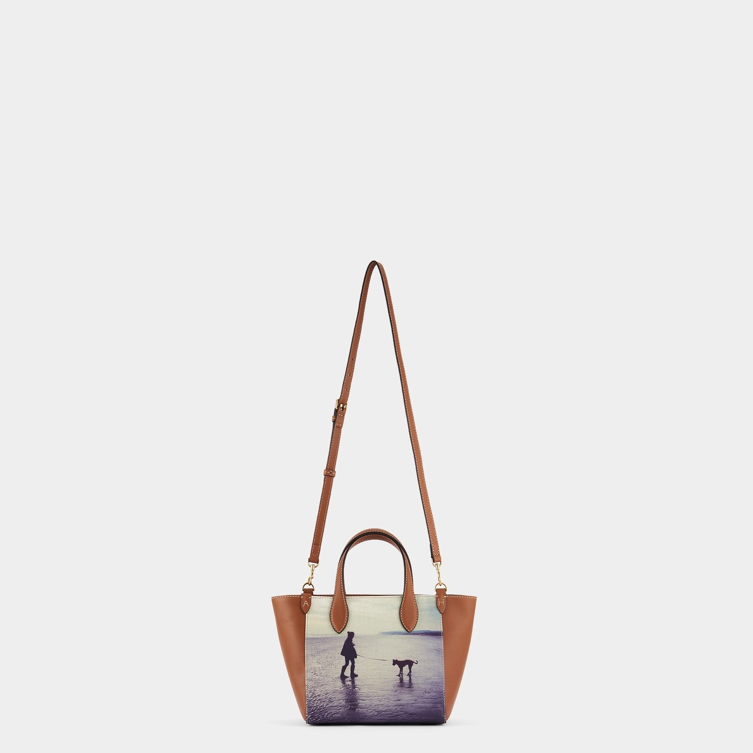 「Be A Bag」 スモール クロスボディ トート -

                  
                    Recycled Canvas in Tan -
                  

                  Anya Hindmarch JP
